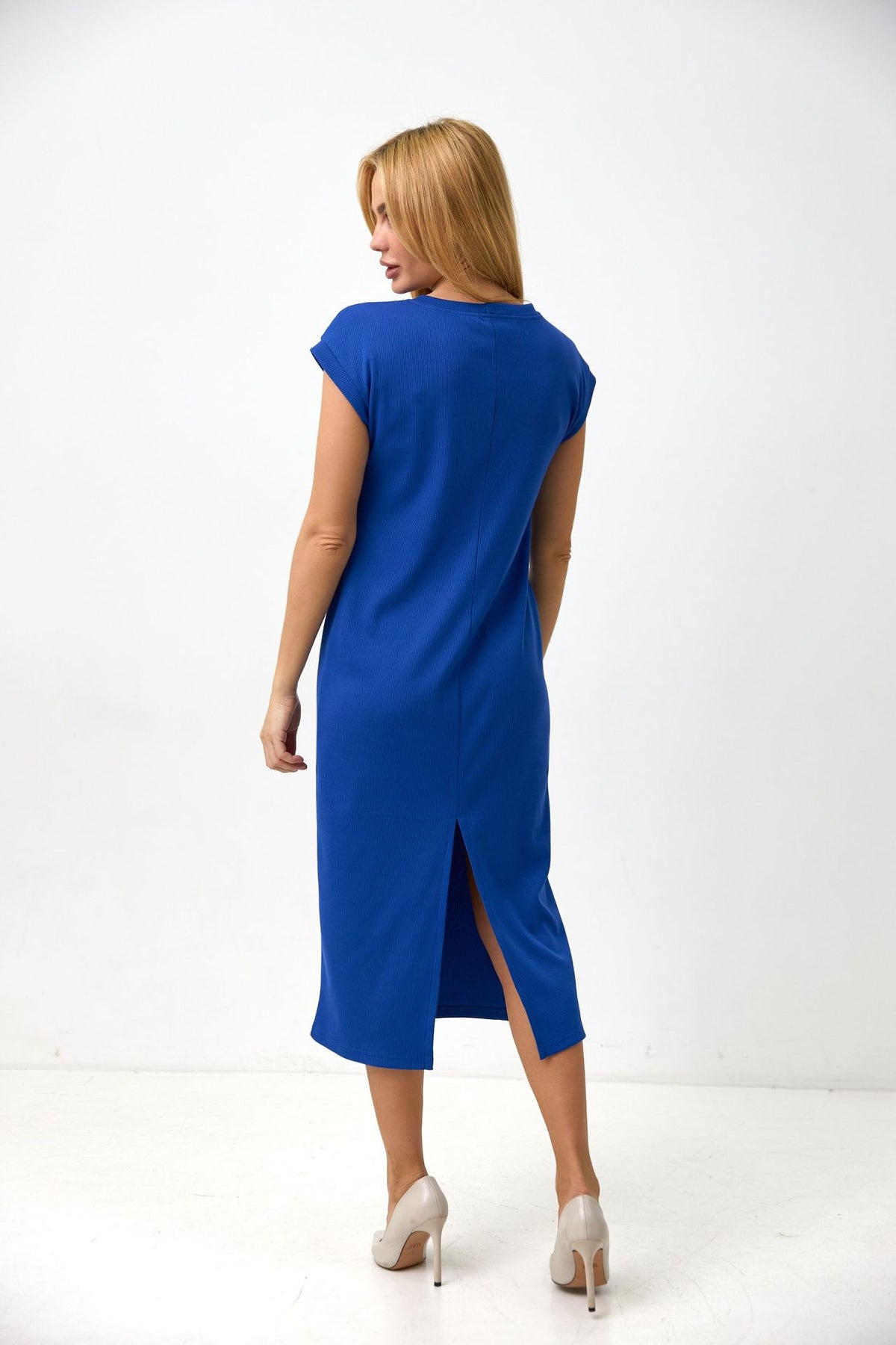 Rochie dreaptă din tricot reiat cu șlițuri