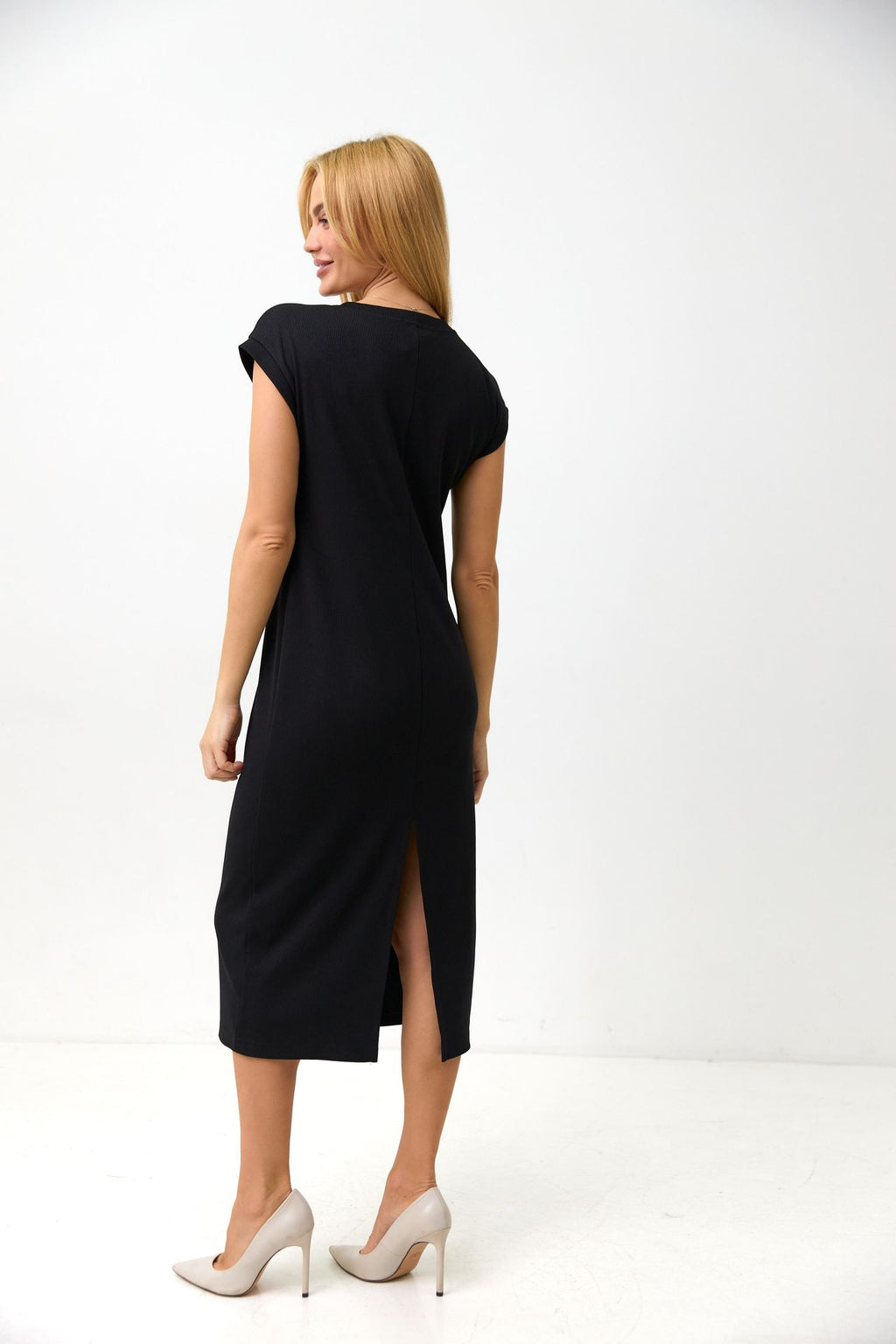 Rochie dreaptă din tricot reiat cu șlițuri