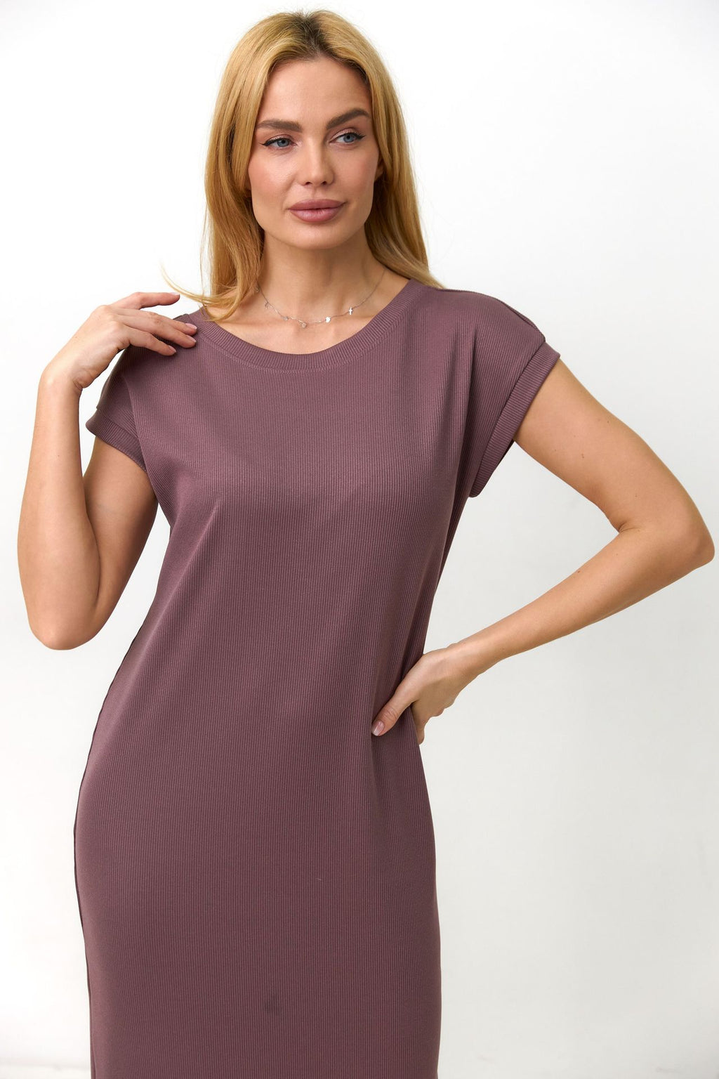 Rochie dreaptă din tricot reiat cu șlițuri