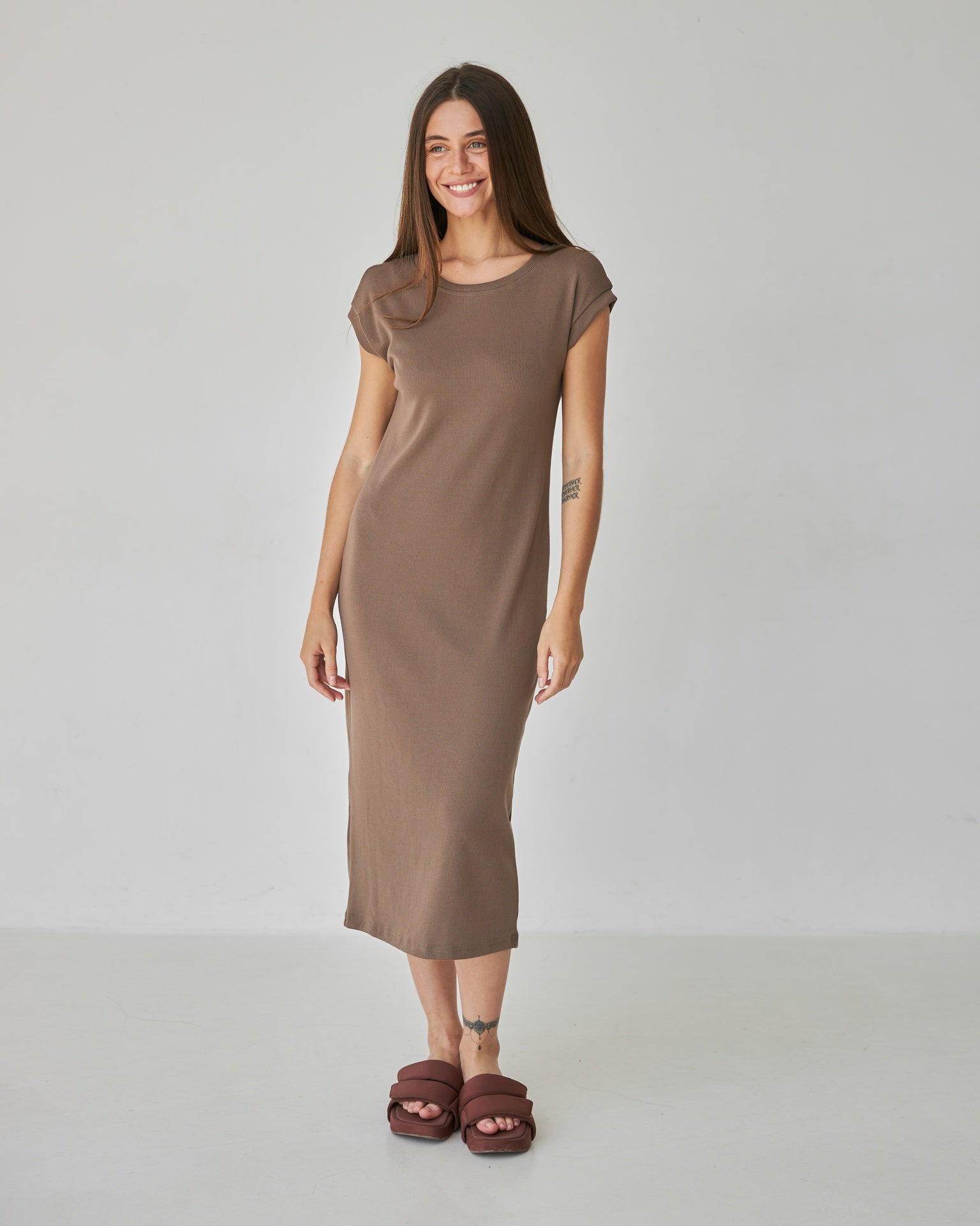 Rochie maxi dreaptă din tricot reiat cu șlițuri