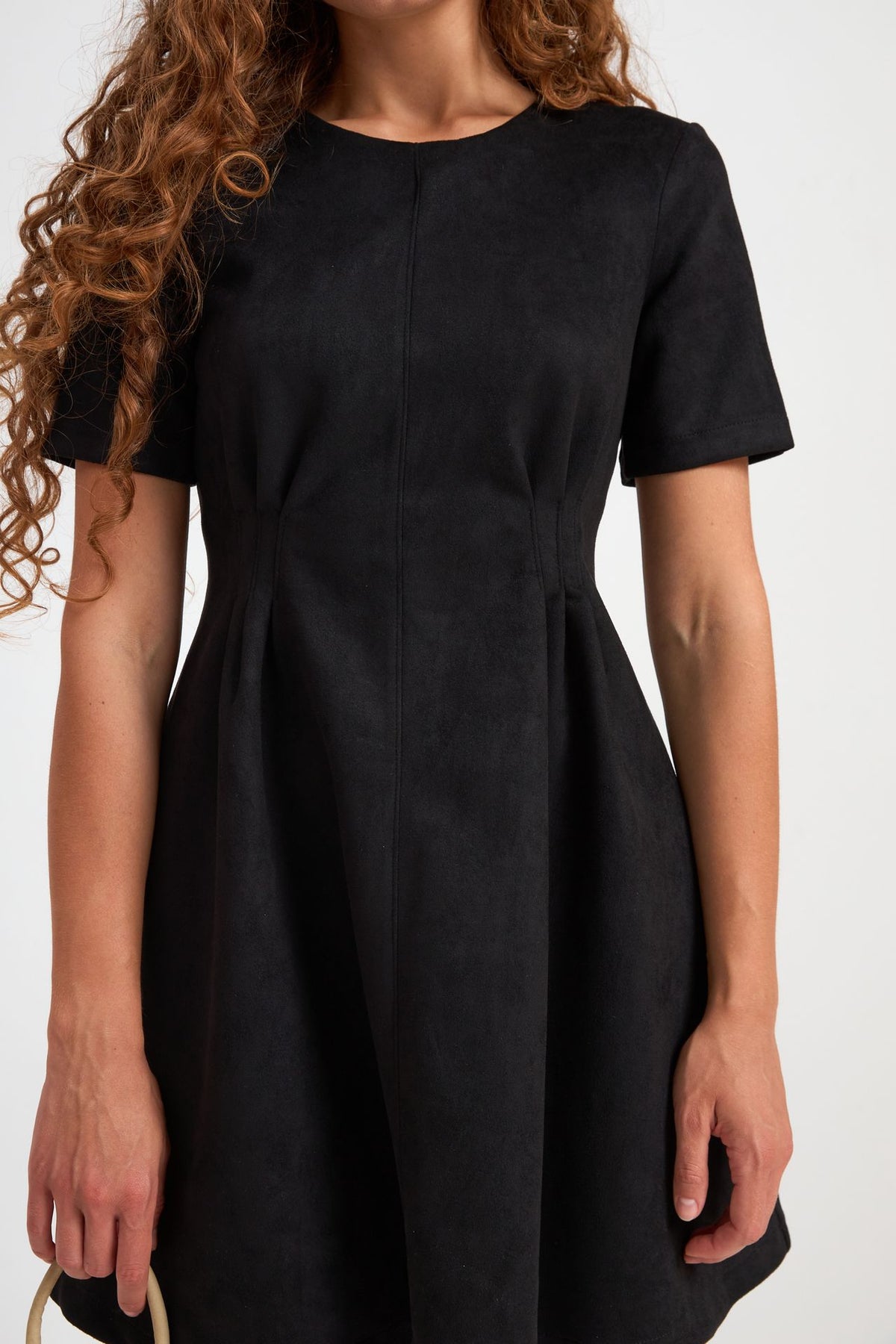 Rochie mini din piele întoarsă cu pense decorative