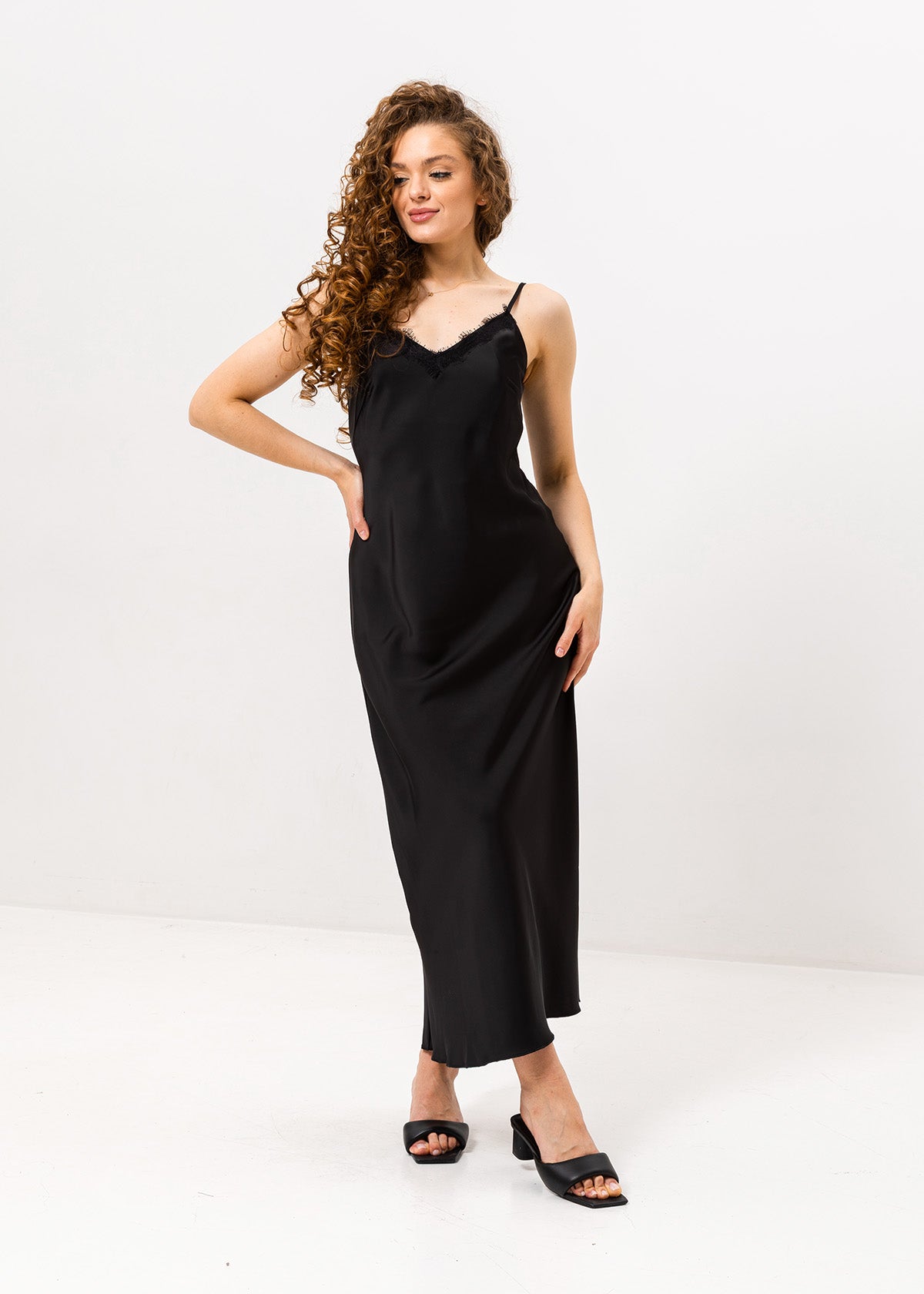 Rochie maxi tip combinație din mătase cu dantelă