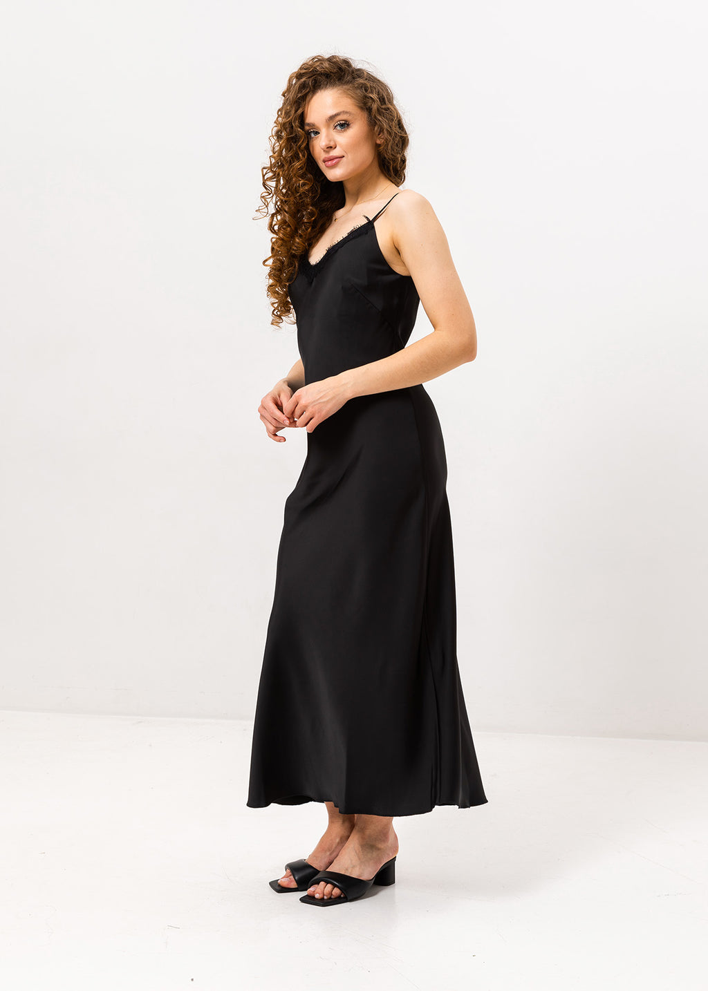 Rochie maxi tip combinație din mătase cu dantelă
