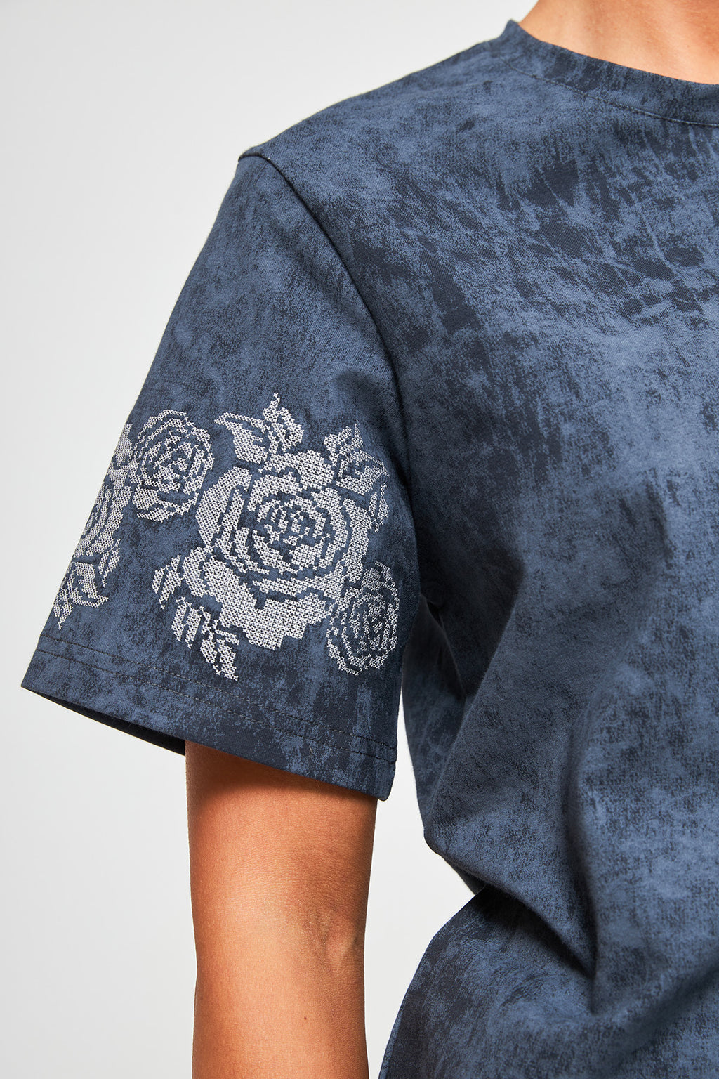 Tricou cu efect washed și broderie albă