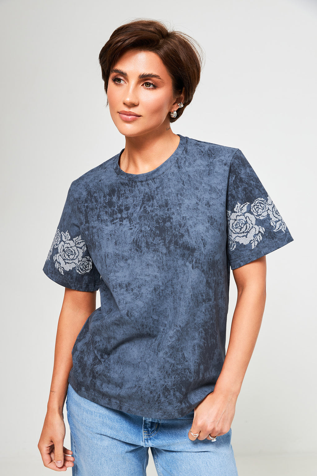 Tricou cu efect washed și broderie albă