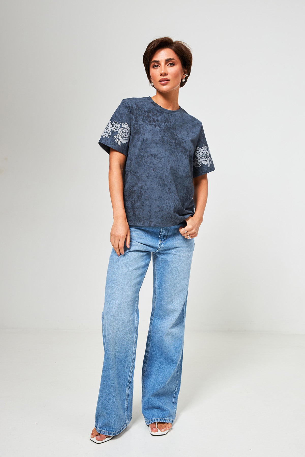 Tricou cu efect washed și broderie albă