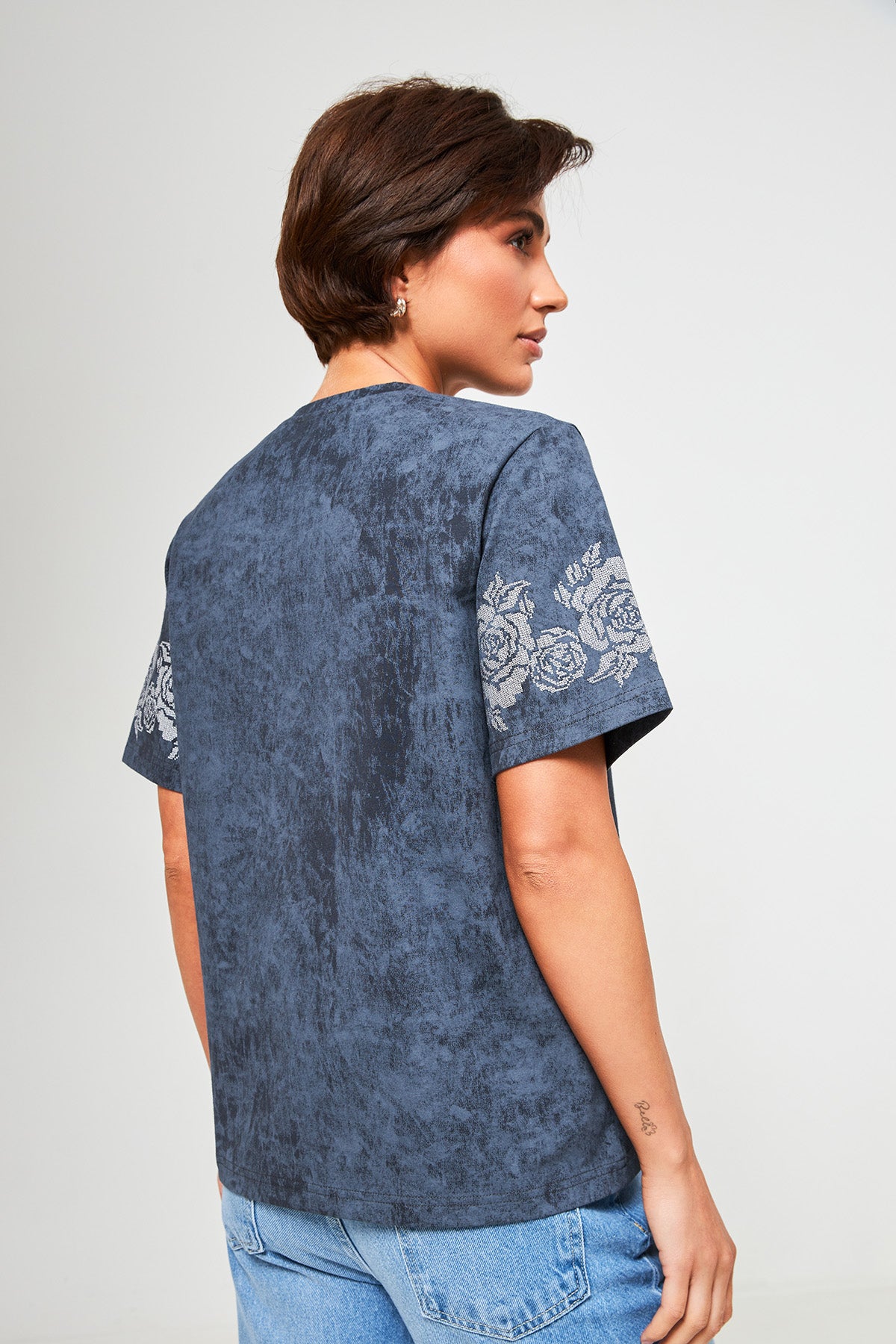 Tricou cu efect washed și broderie albă