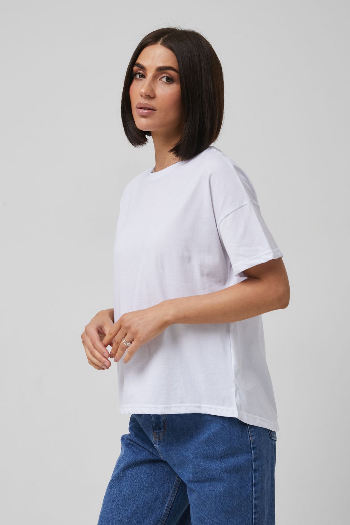 Tricou cu spate alungit și șlițuri