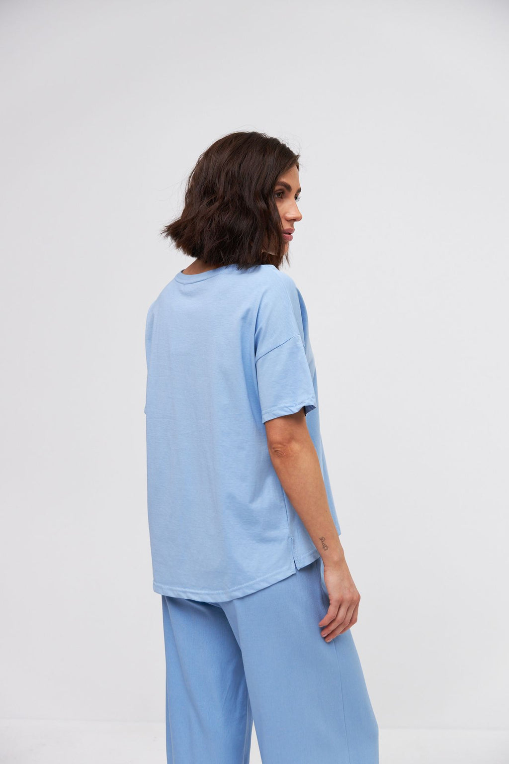 Tricou cu spate alungit și șlițuri