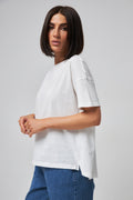 Tricou cu spate alungit și șlițuri