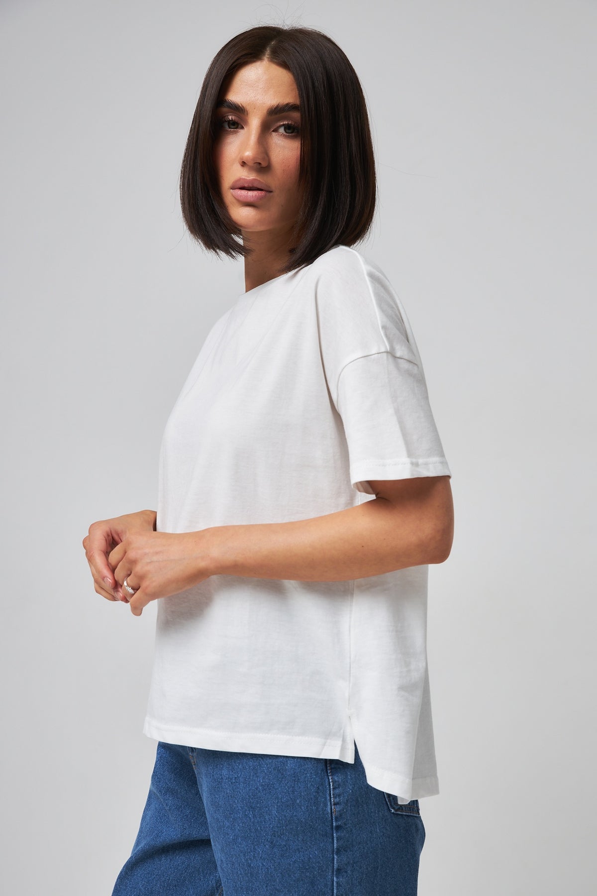 Tricou cu spate alungit și șlițuri