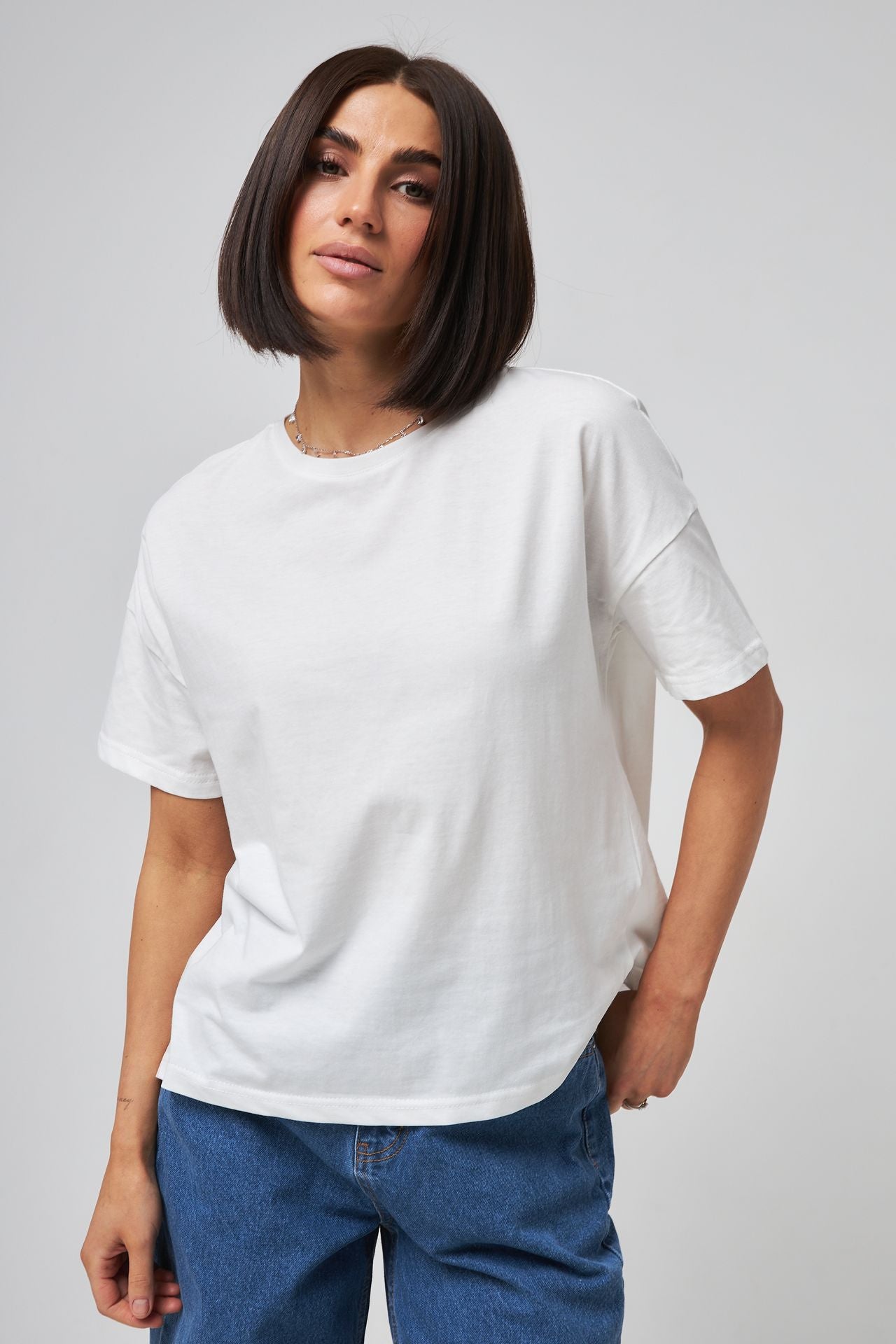 Tricou cu spate alungit și șlițuri