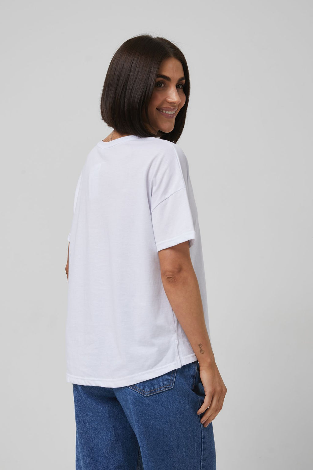 Tricou cu spate alungit și șlițuri