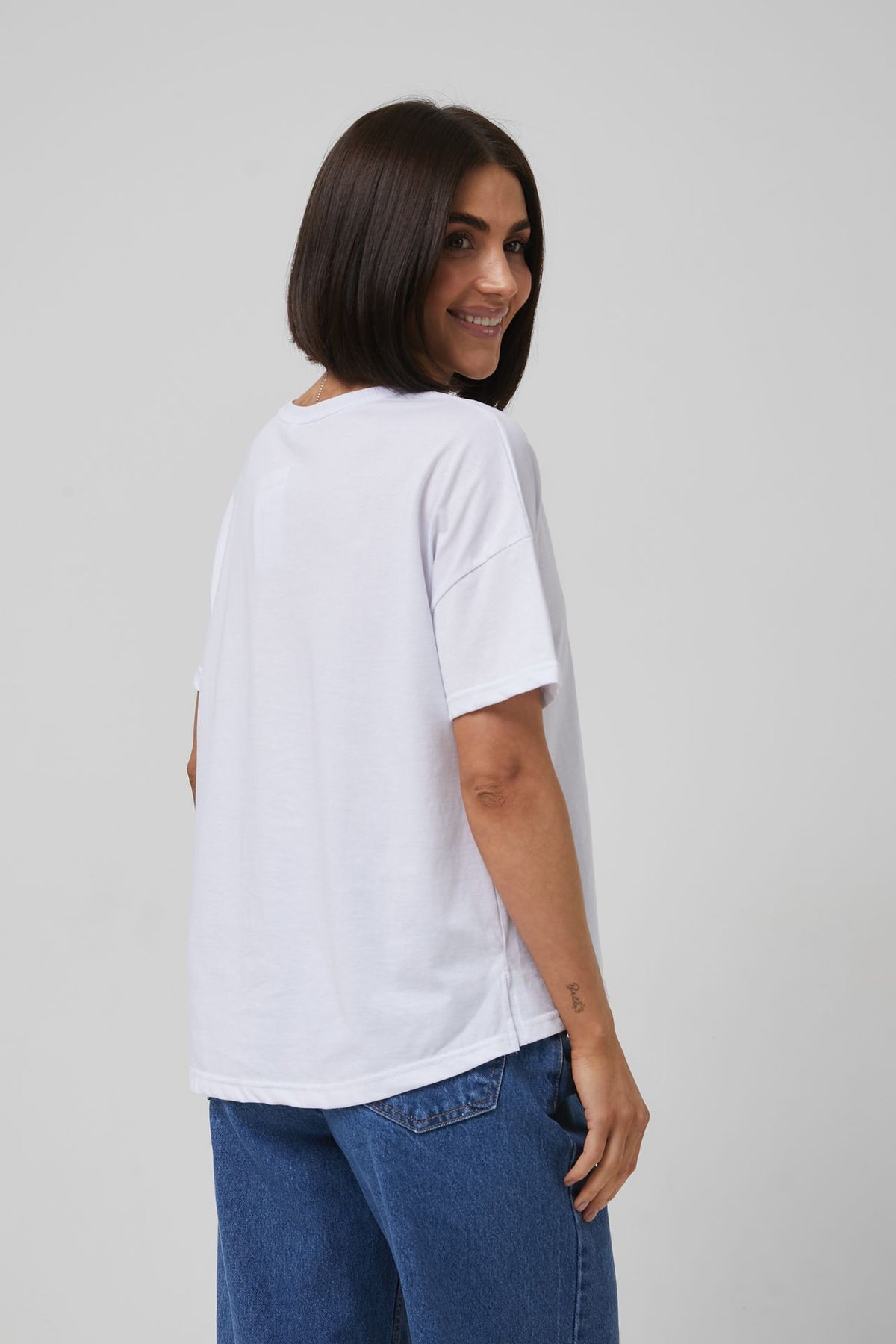 Tricou cu spate alungit și șlițuri