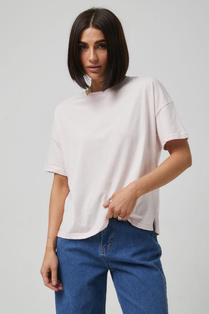 Tricou cu spate alungit și șlițuri