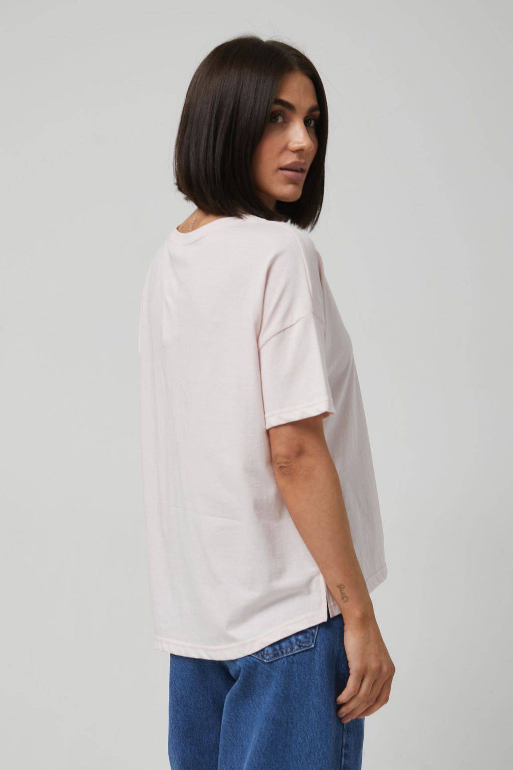 Tricou cu spate alungit și șlițuri