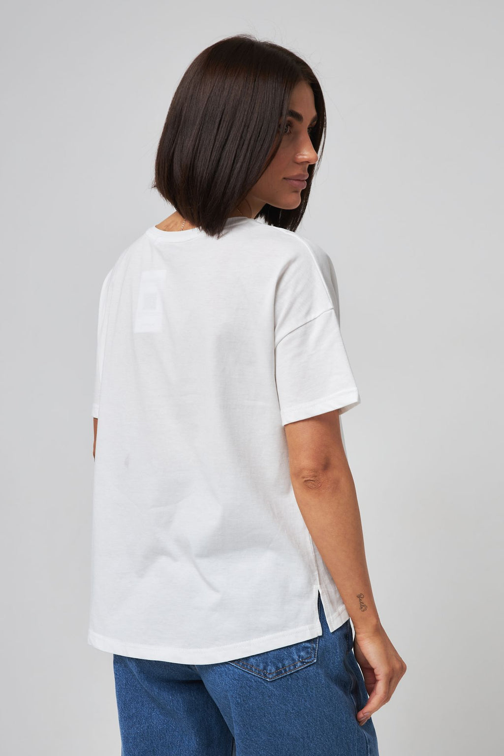 Tricou cu spate alungit și șlițuri
