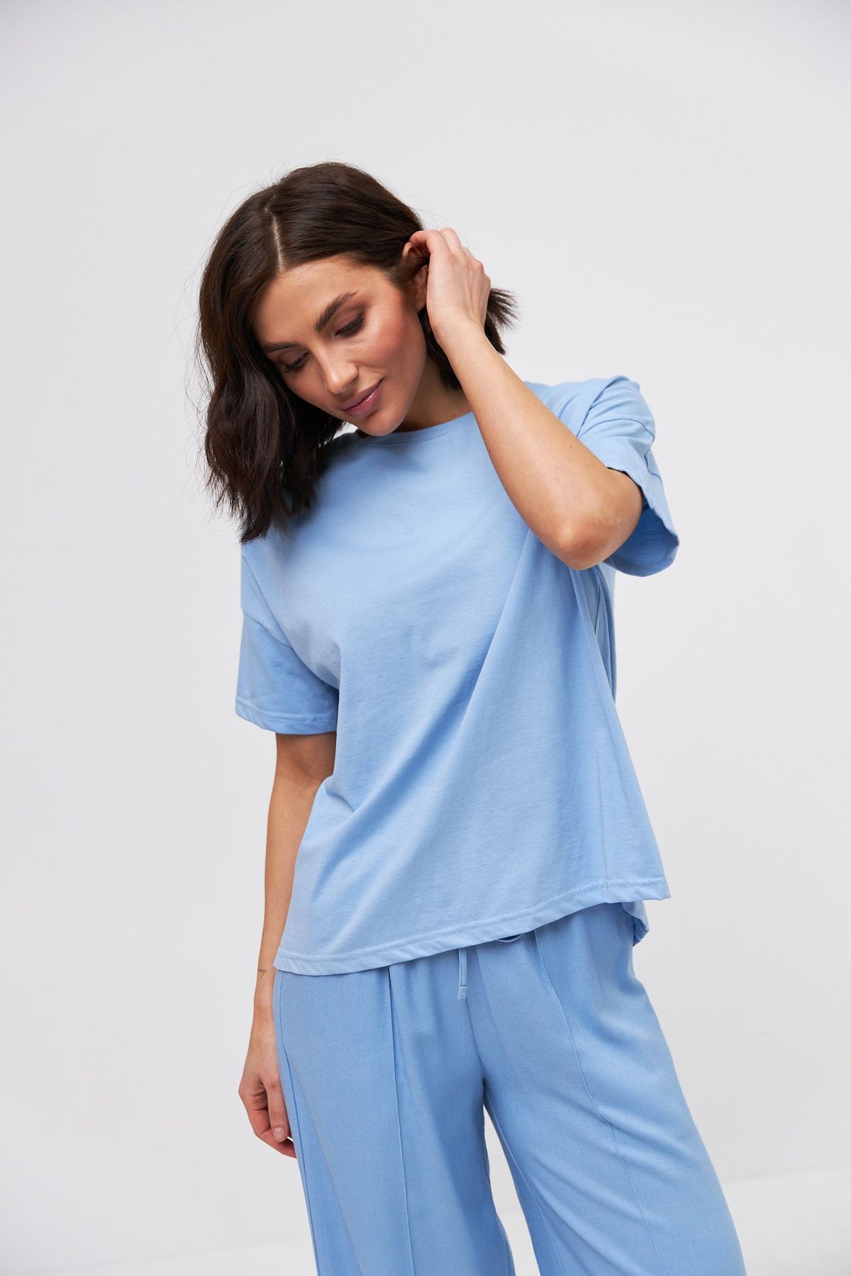 Tricou cu spate alungit și șlițuri