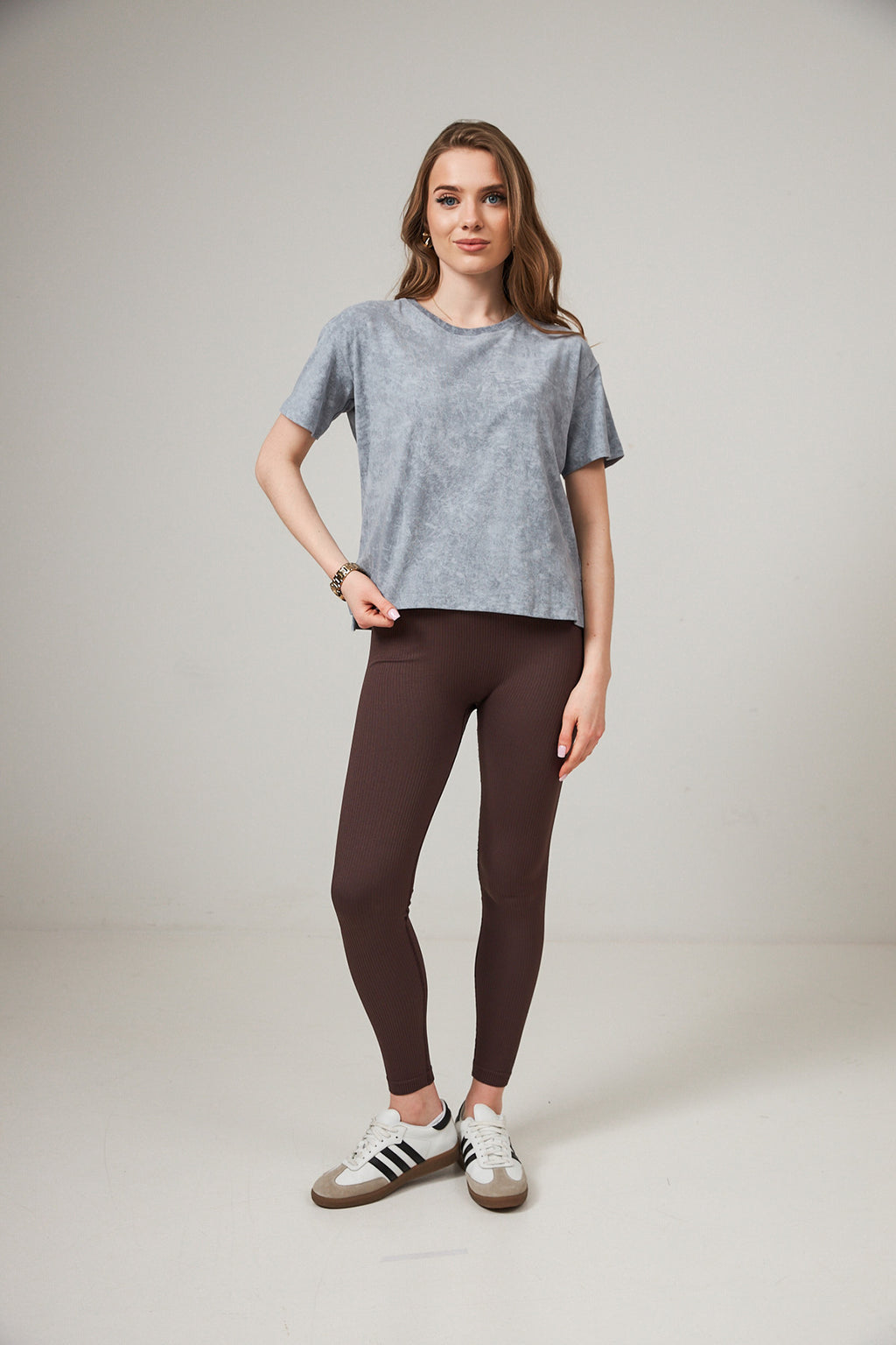 Tricou lejer cu efect washed și șlițuri