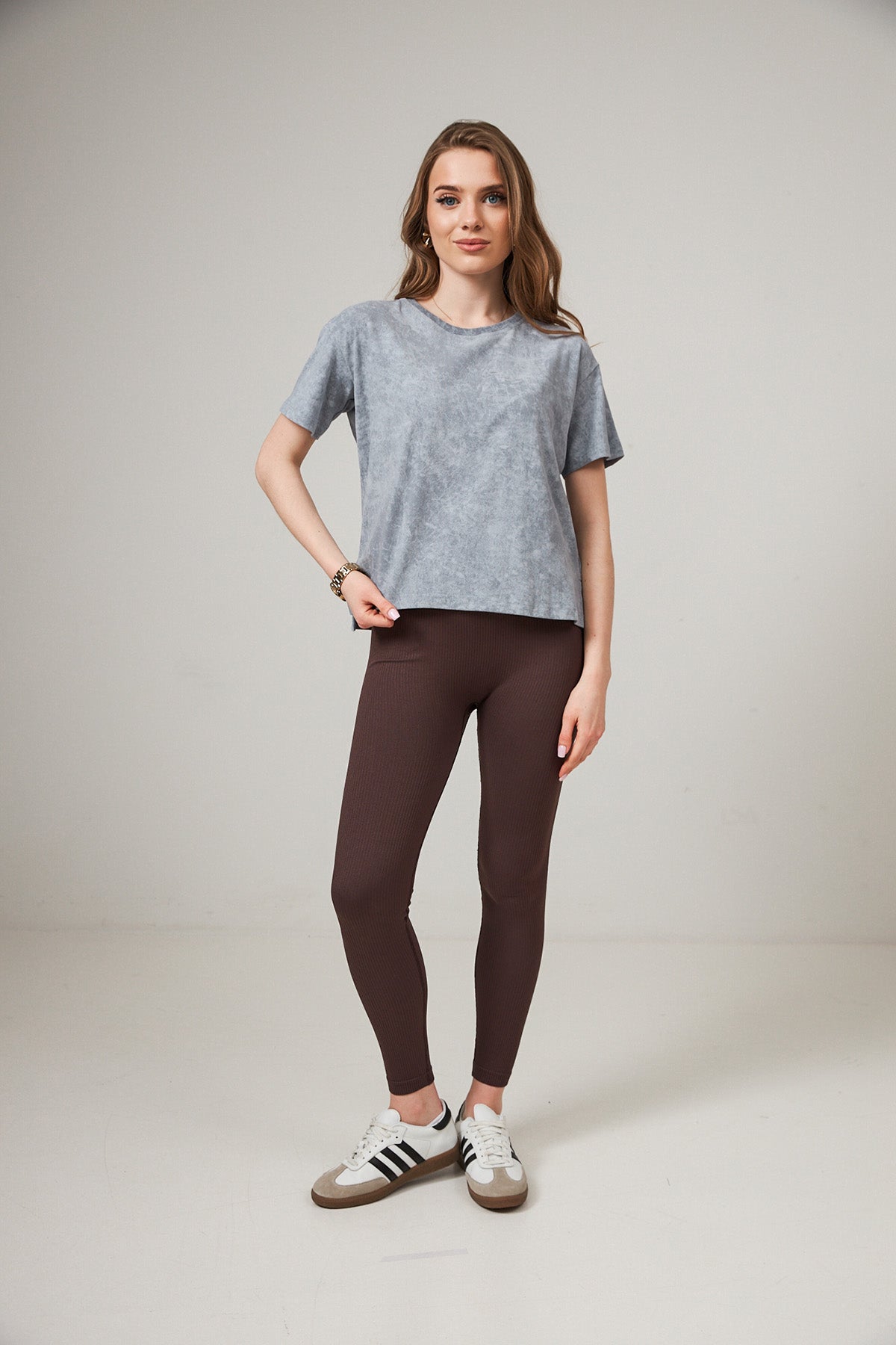 Tricou lejer cu efect washed și șlițuri