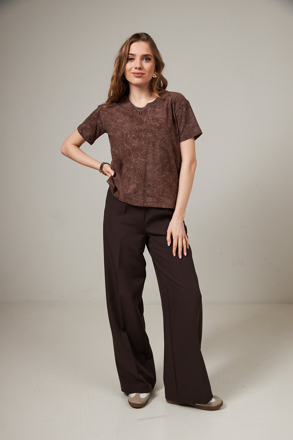Tricou lejer cu efect washed și șlițuri