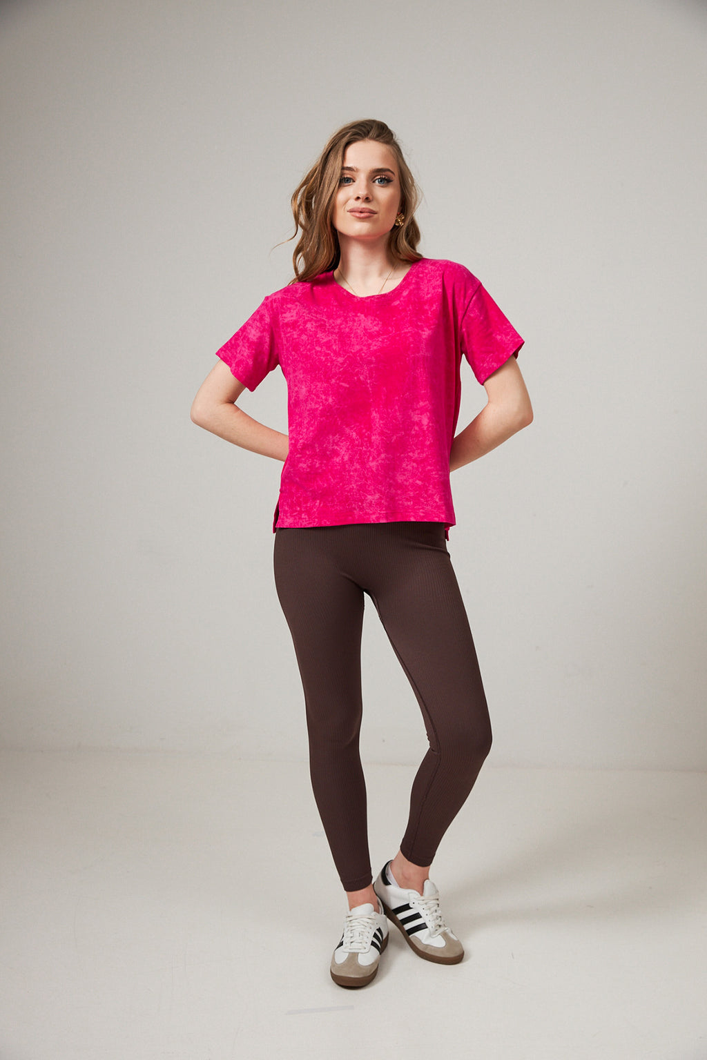 Tricou lejer cu efect washed și șlițuri