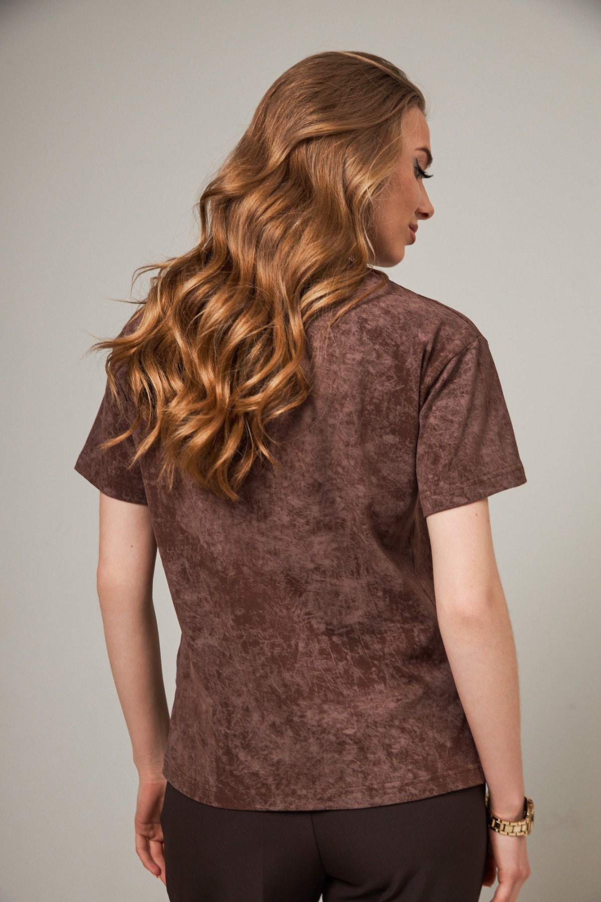 Tricou lejer cu efect washed și șlițuri