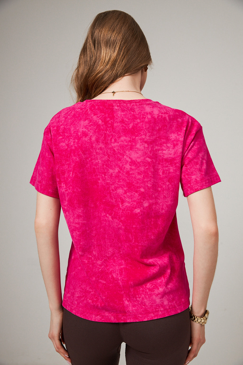 Tricou lejer cu efect washed și șlițuri