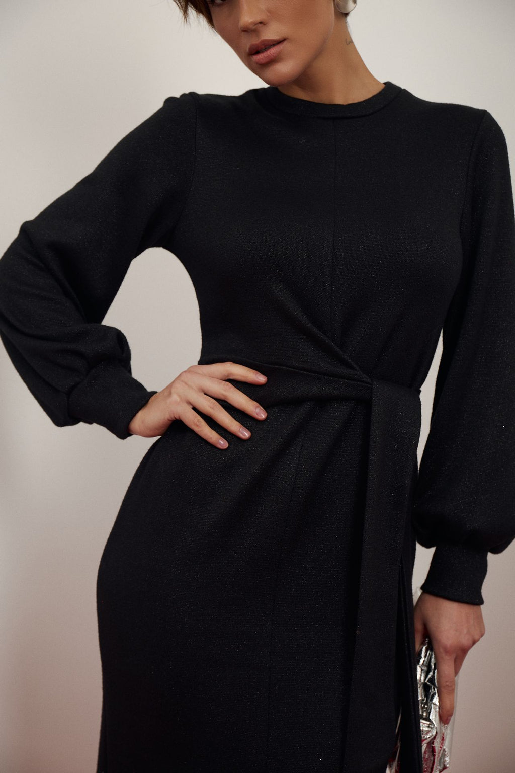 Rochie midi neagră din tricot cu detaliu răsucit și mâneci bufante