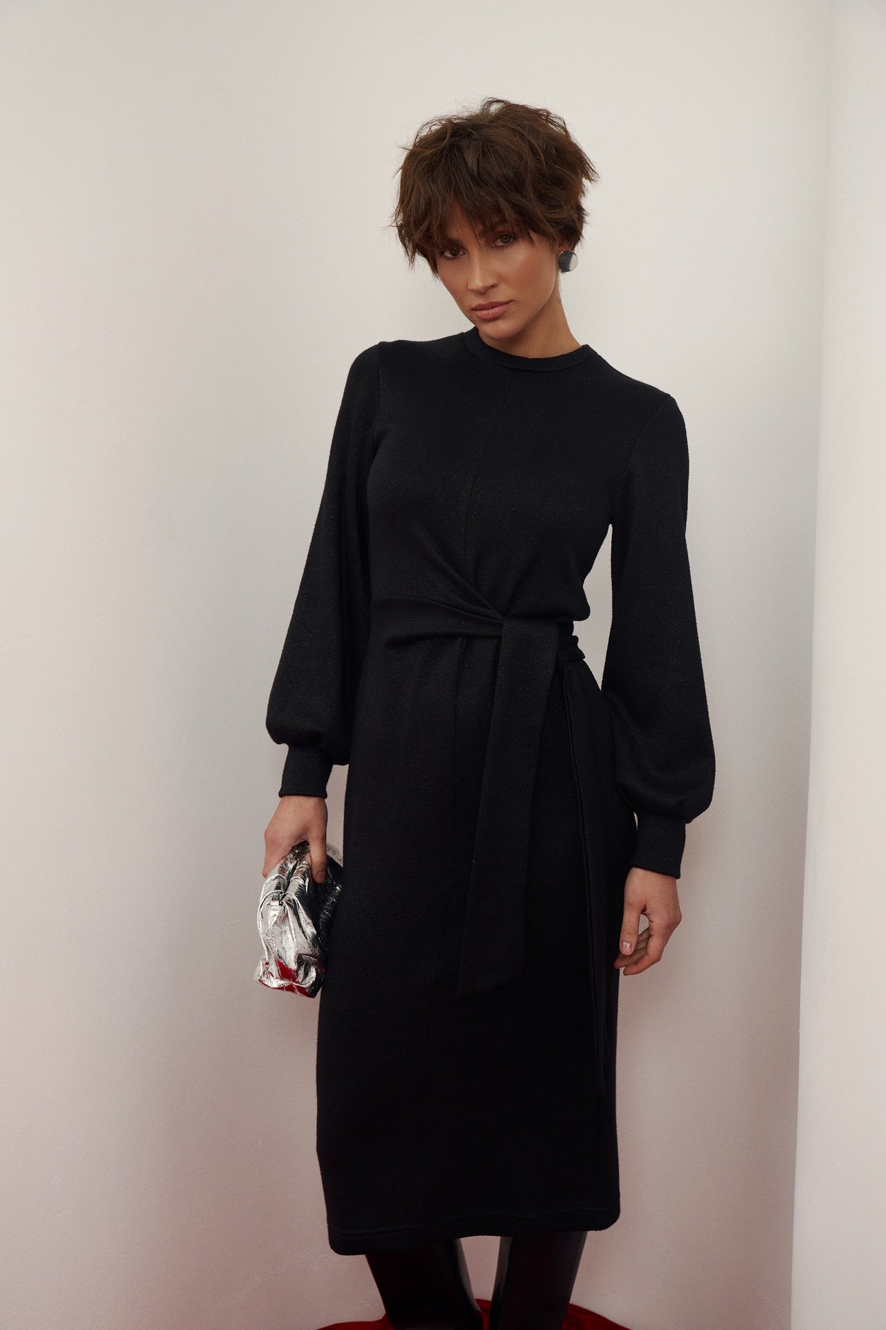 Rochie midi neagră din tricot cu detaliu răsucit și mâneci bufante