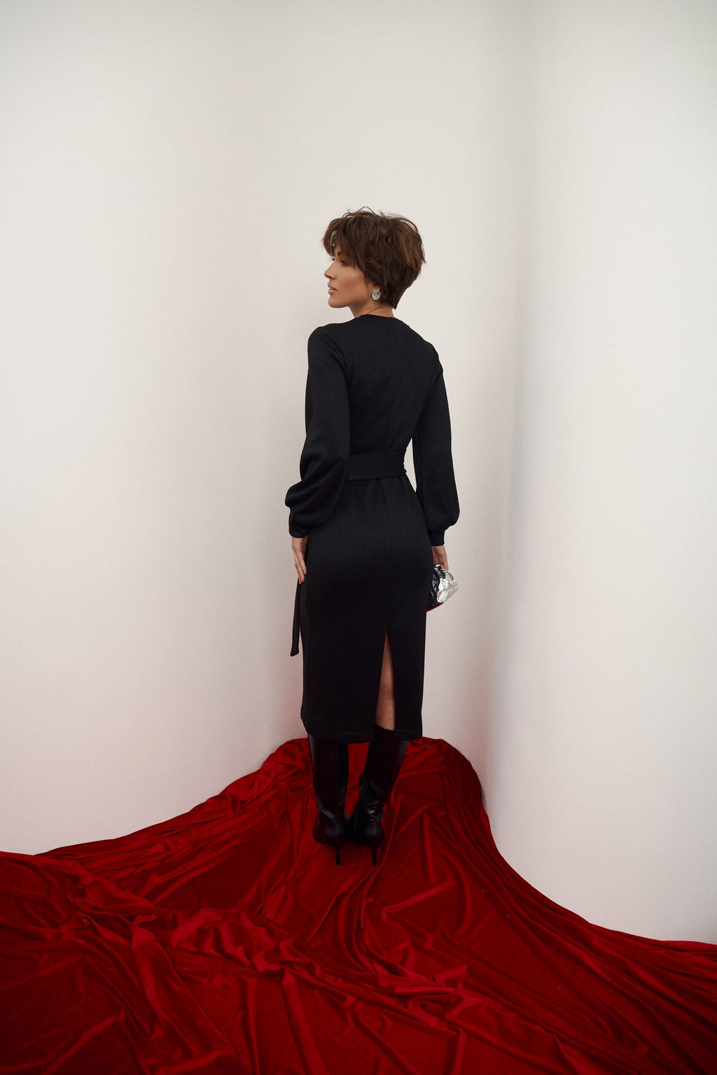Rochie midi neagră din tricot cu detaliu răsucit și mâneci bufante