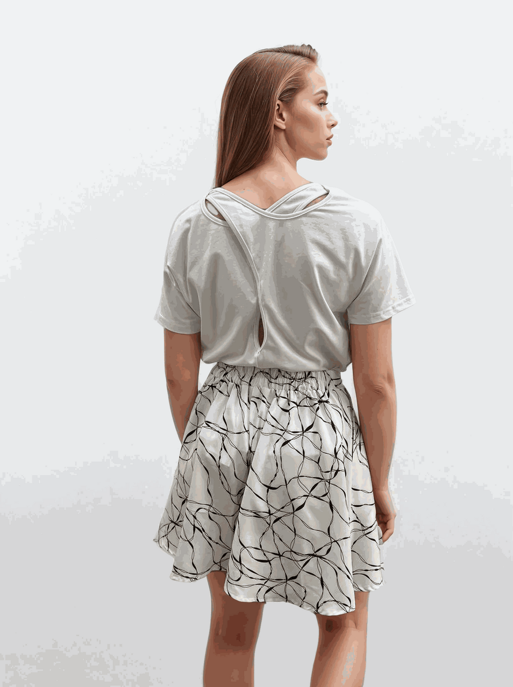 Tricou cu detaliu răsucit la spate