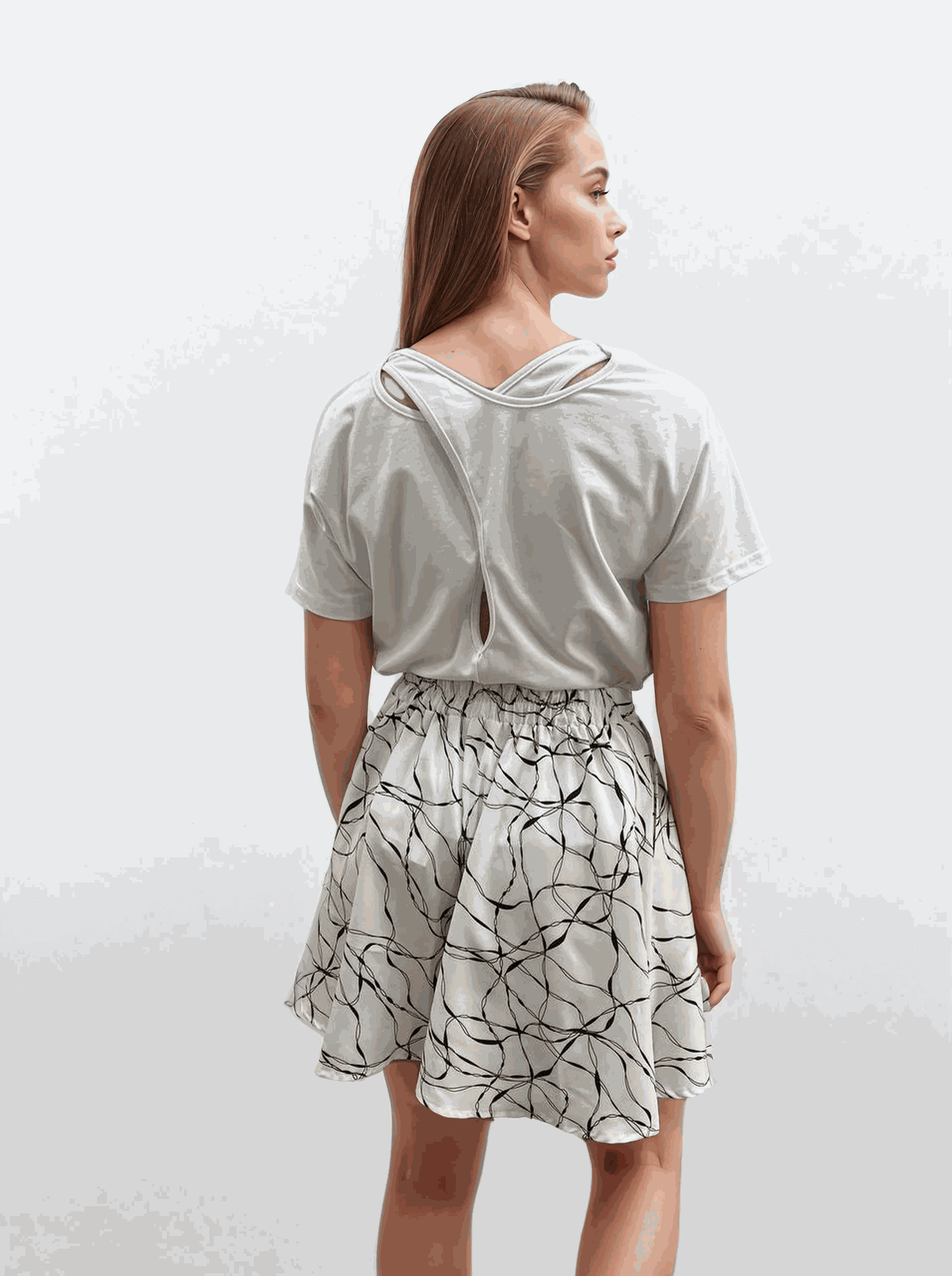 Tricou cu detaliu răsucit la spate