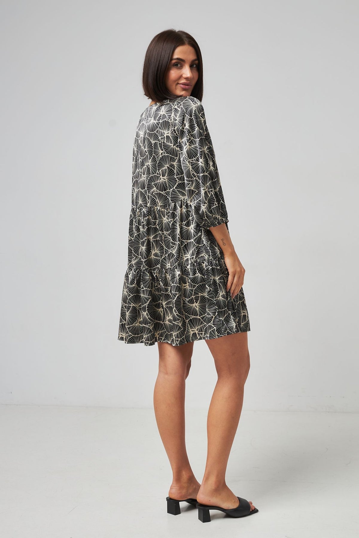 Rochie mini boho cu două volane și mânecă 3/4