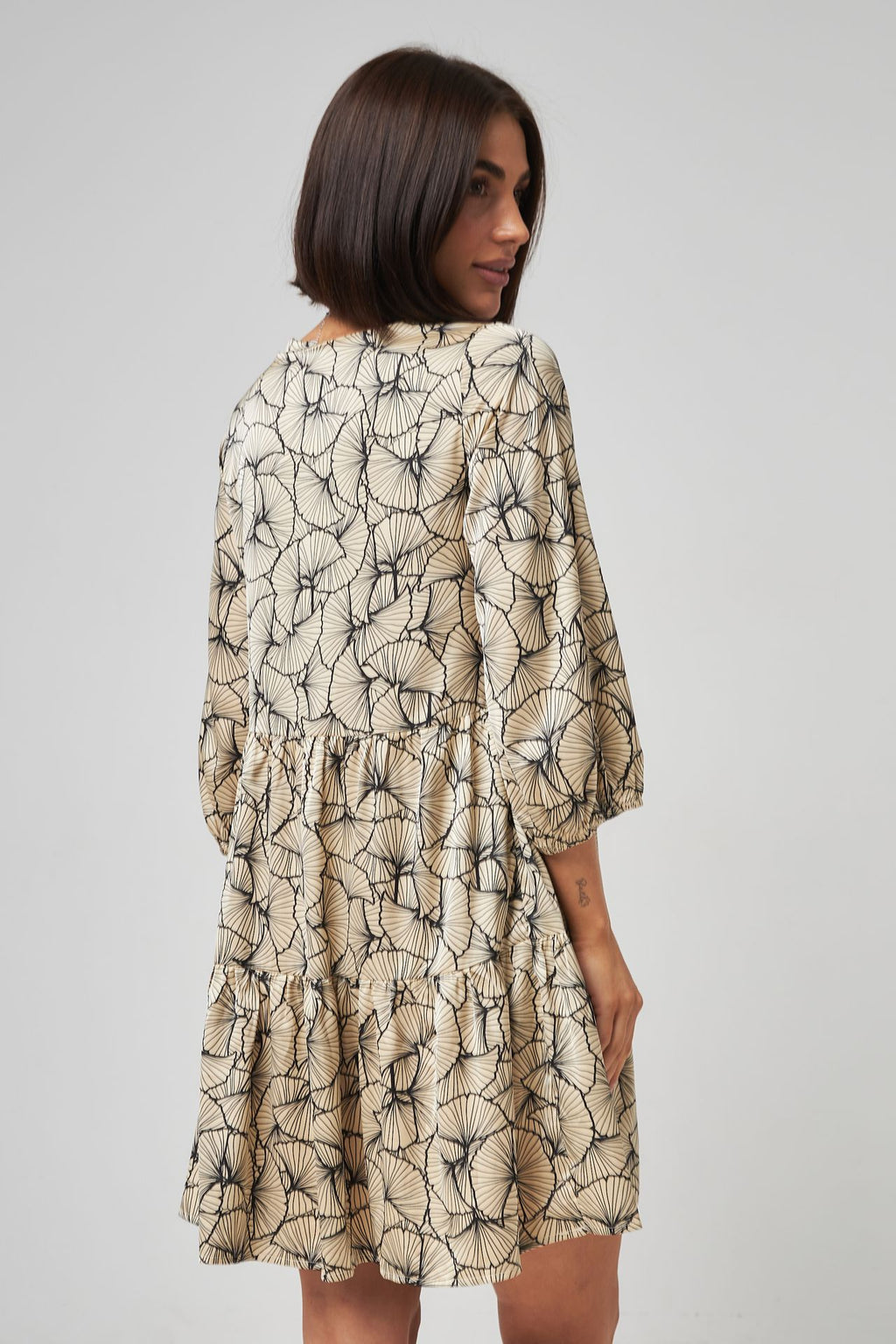 Rochie mini boho cu două volane și mânecă 3/4