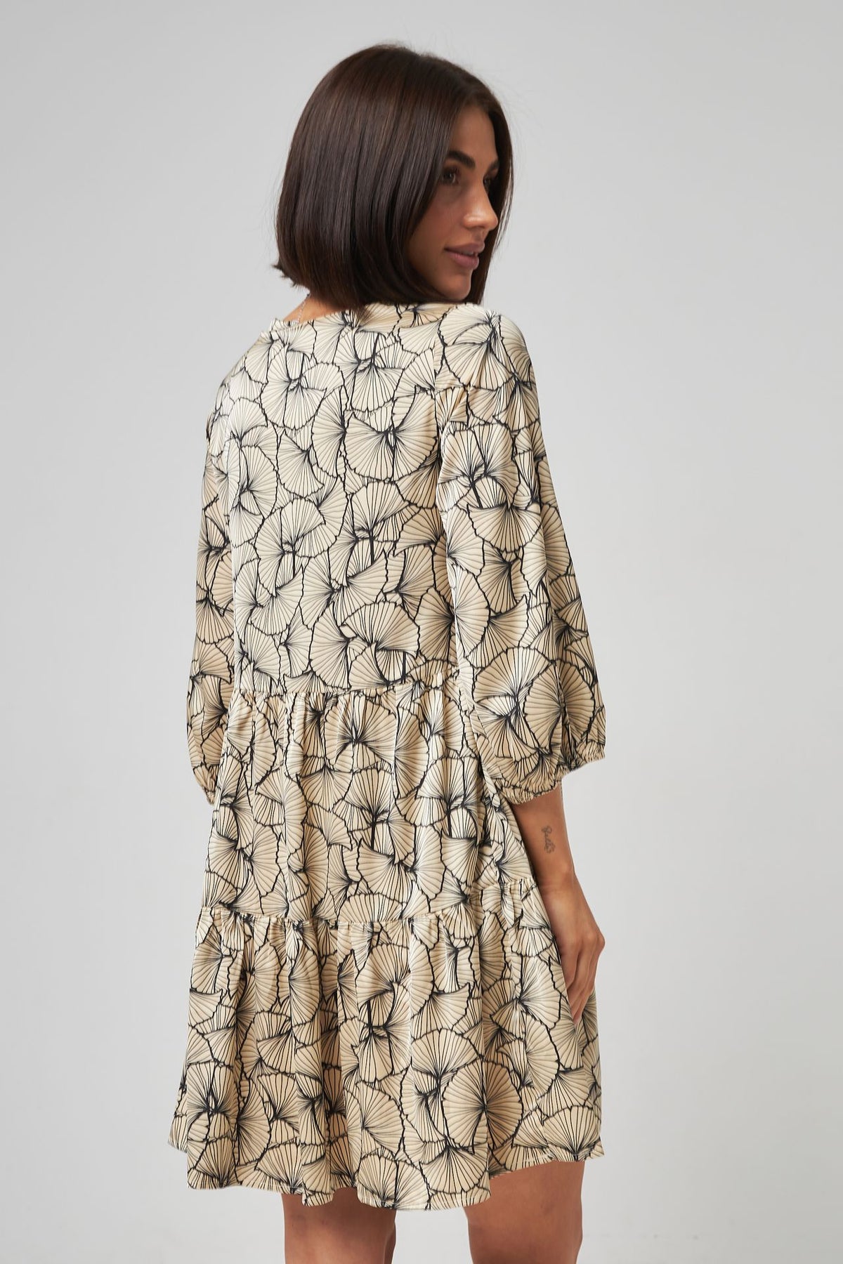 Rochie mini boho cu două volane și mânecă 3/4