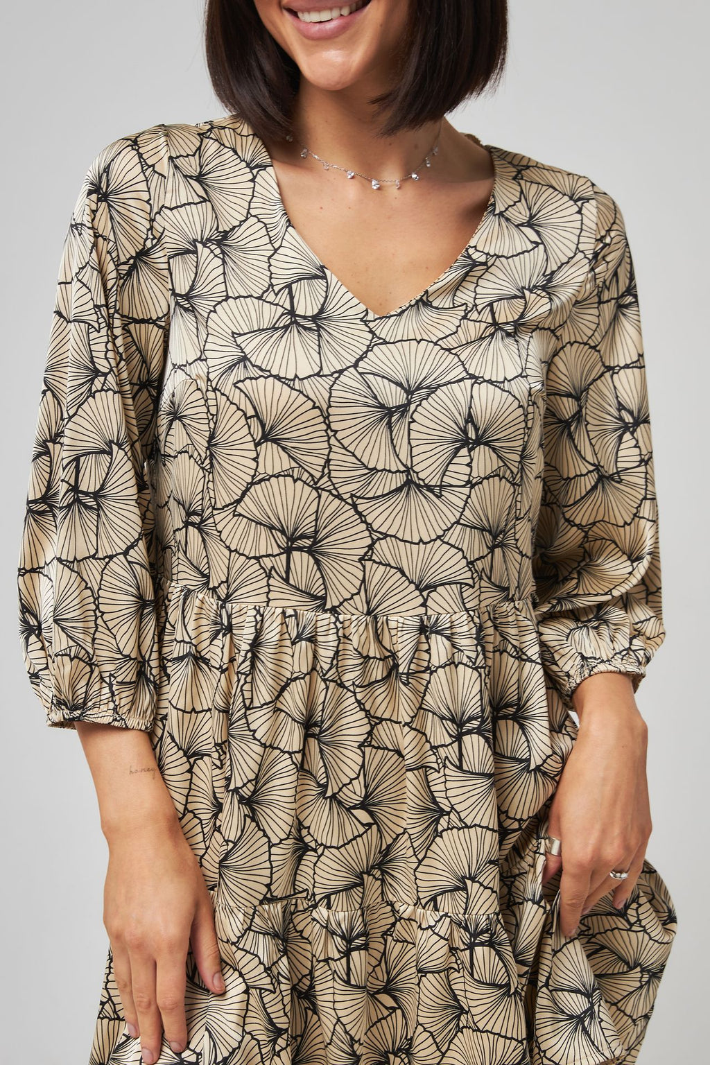 Rochie mini boho cu două volane și mânecă 3/4