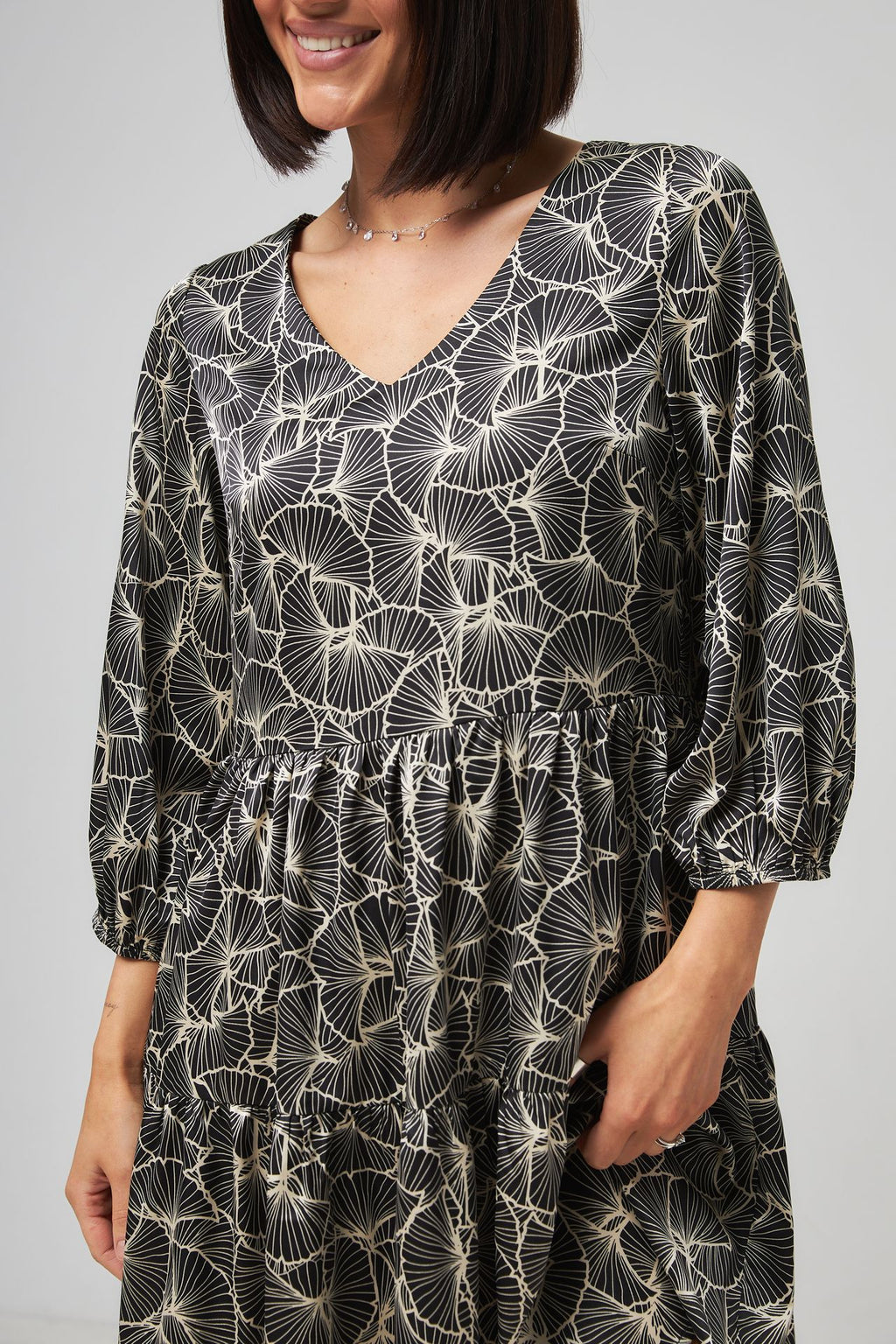 Rochie mini boho cu două volane și mânecă 3/4
