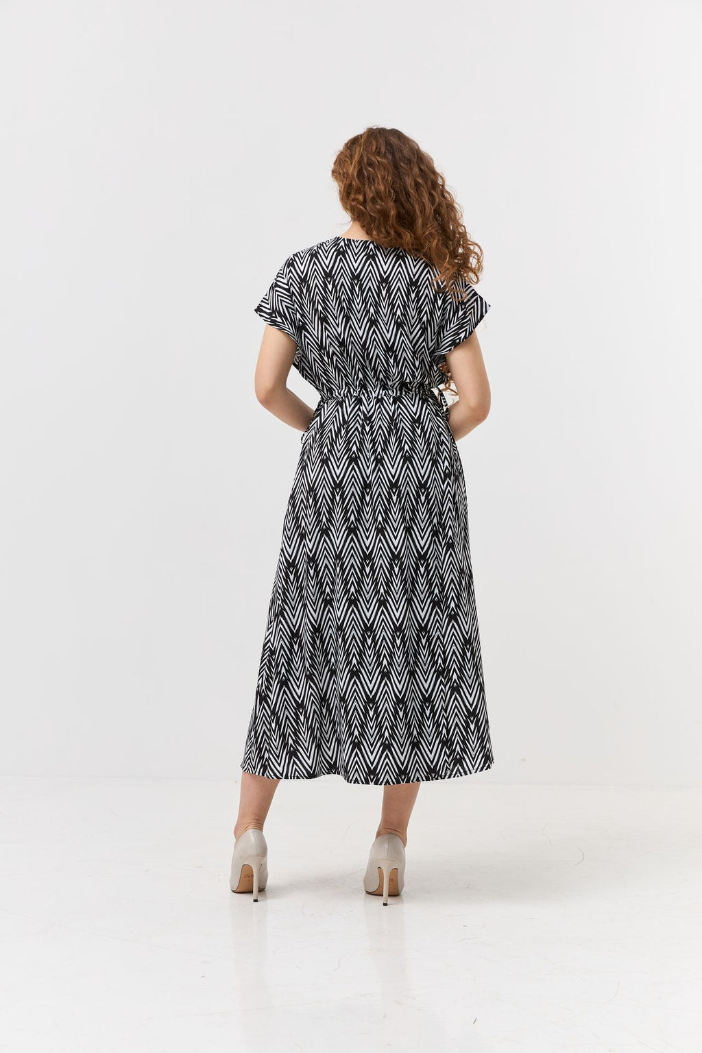 Rochie midi de vară cu bust petrecut