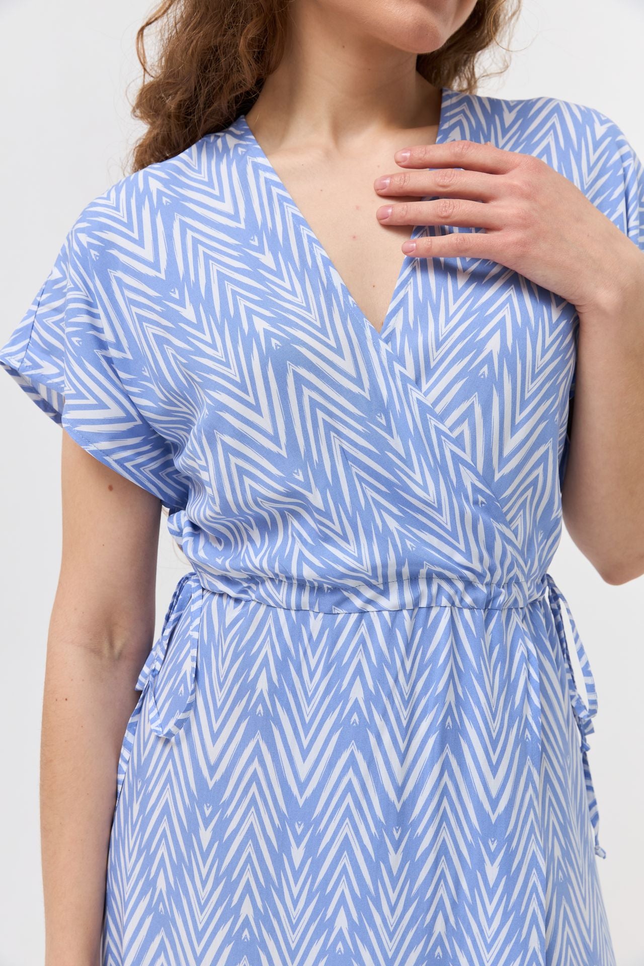 Rochie midi de vară cu bust petrecut