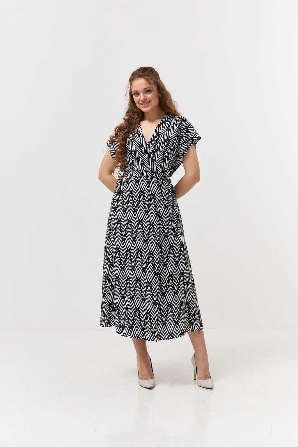 Rochie midi de vară cu bust petrecut