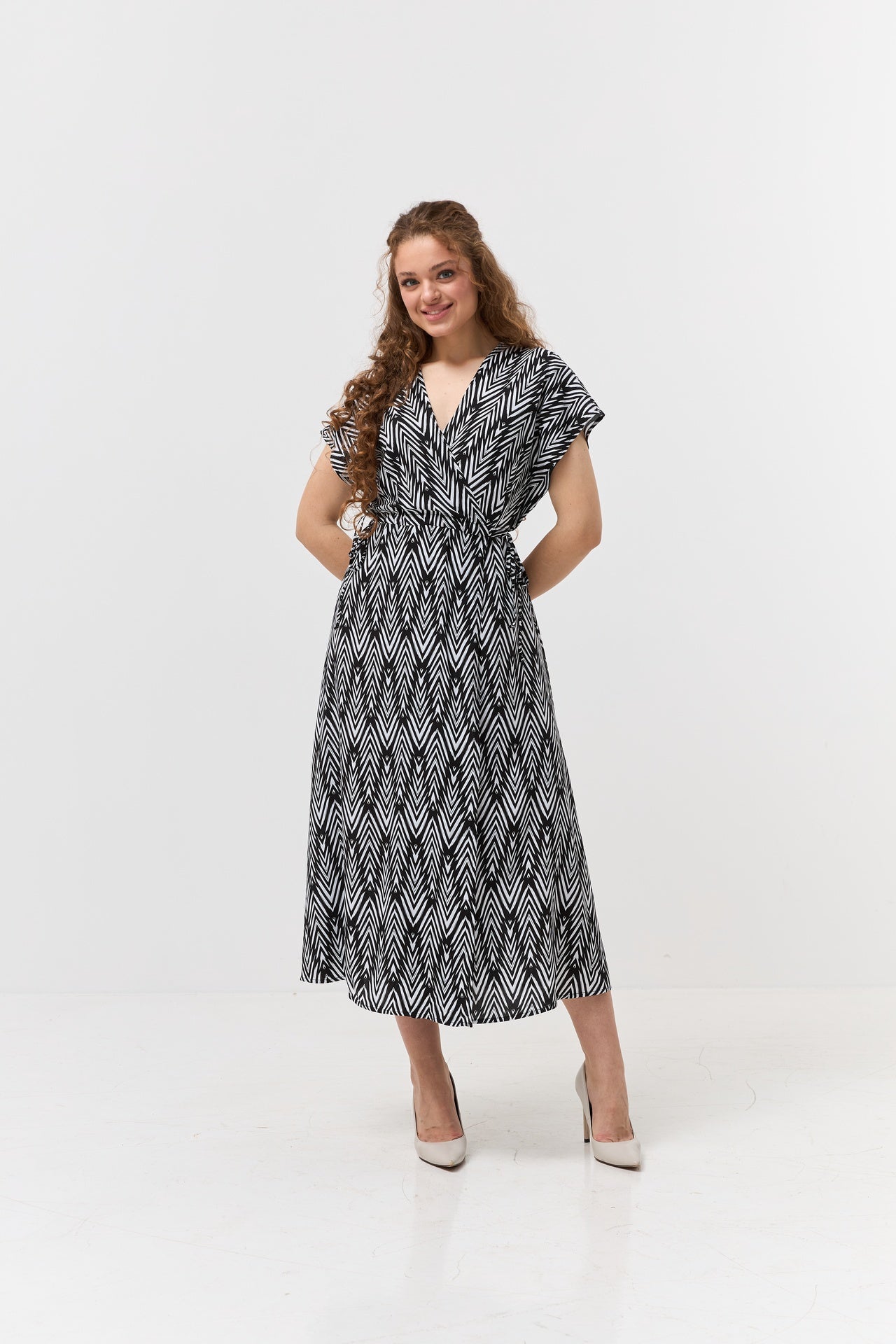 Rochie midi de vară cu bust petrecut