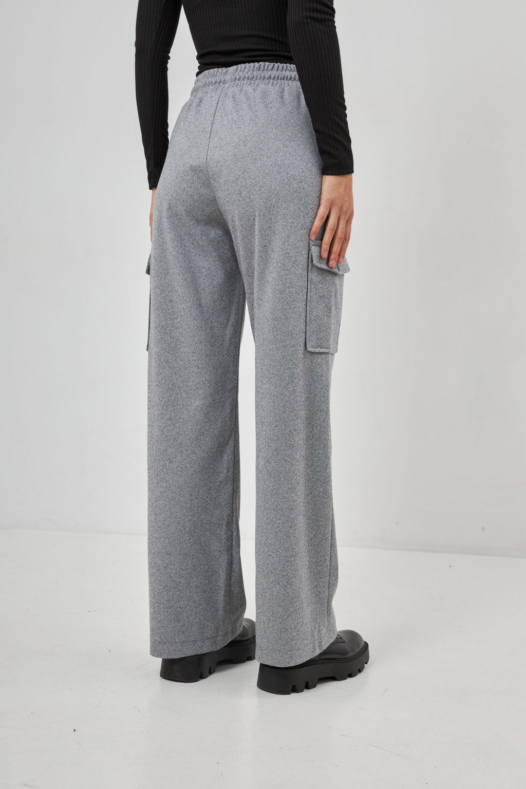 Pantaloni cu buzunare aplicate