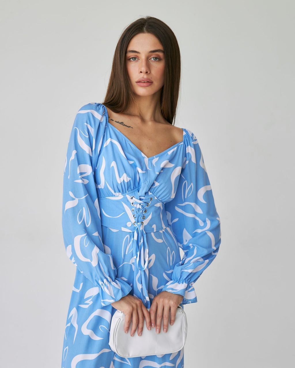 Rochie cu șireturi în față și mânecă lungă