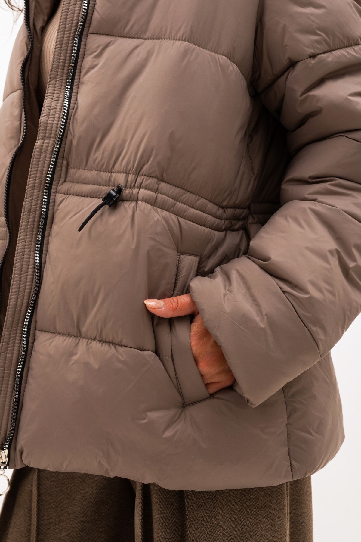 Geacă matlasată cu șnur în talie