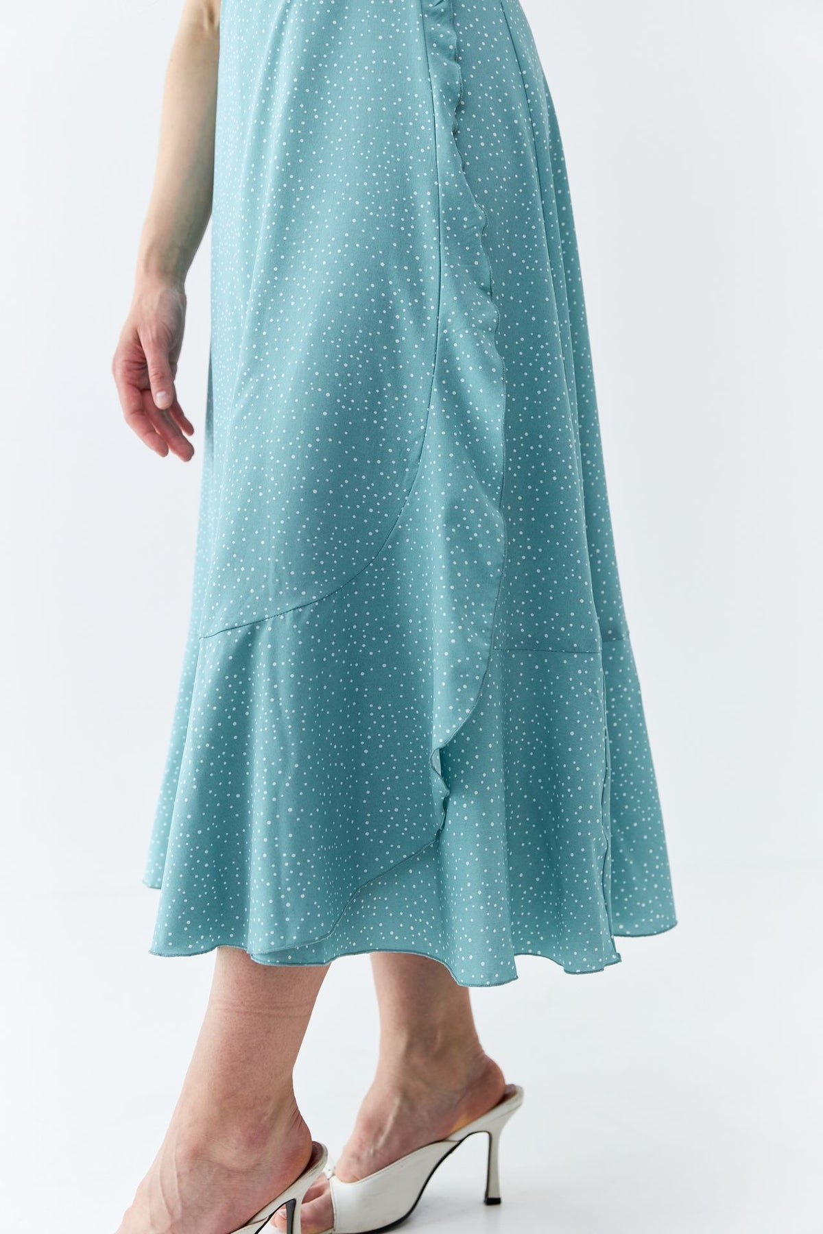 Rochie midi petrecută cu mâneci clopot