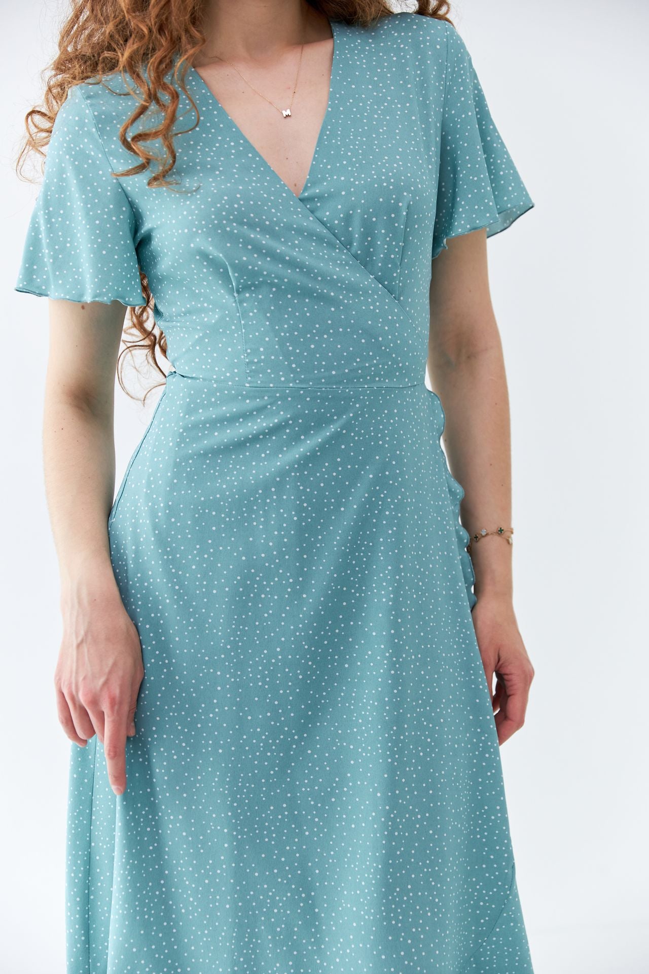 Rochie midi petrecută cu mâneci clopot