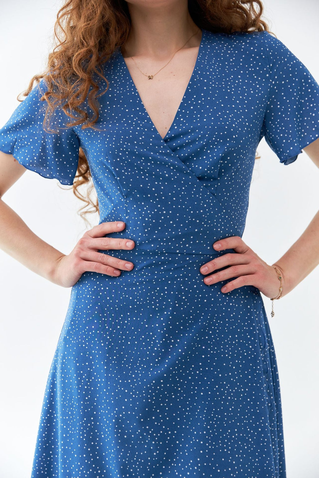 Rochie midi petrecută cu mâneci clopot