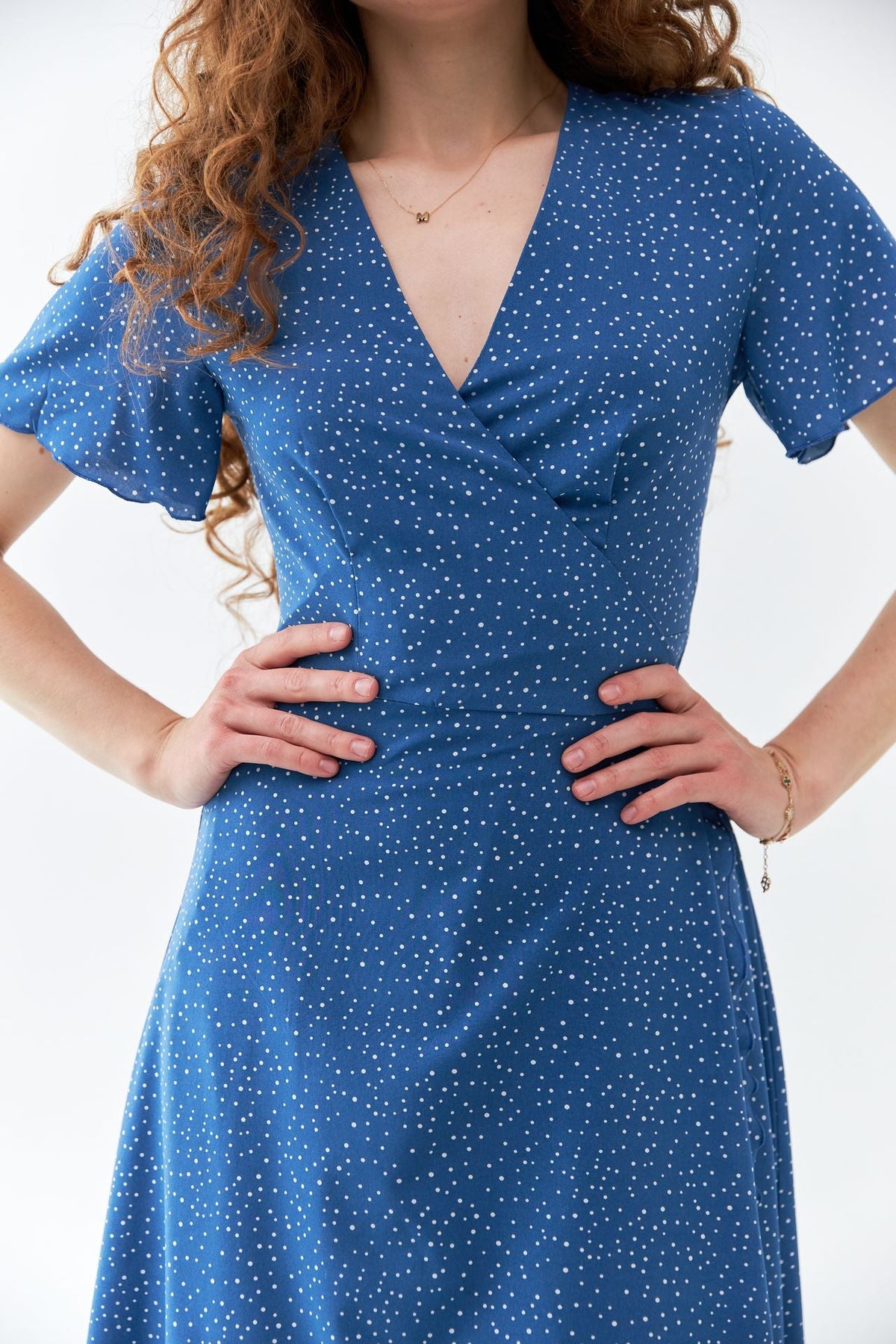 Rochie midi petrecută cu mâneci clopot