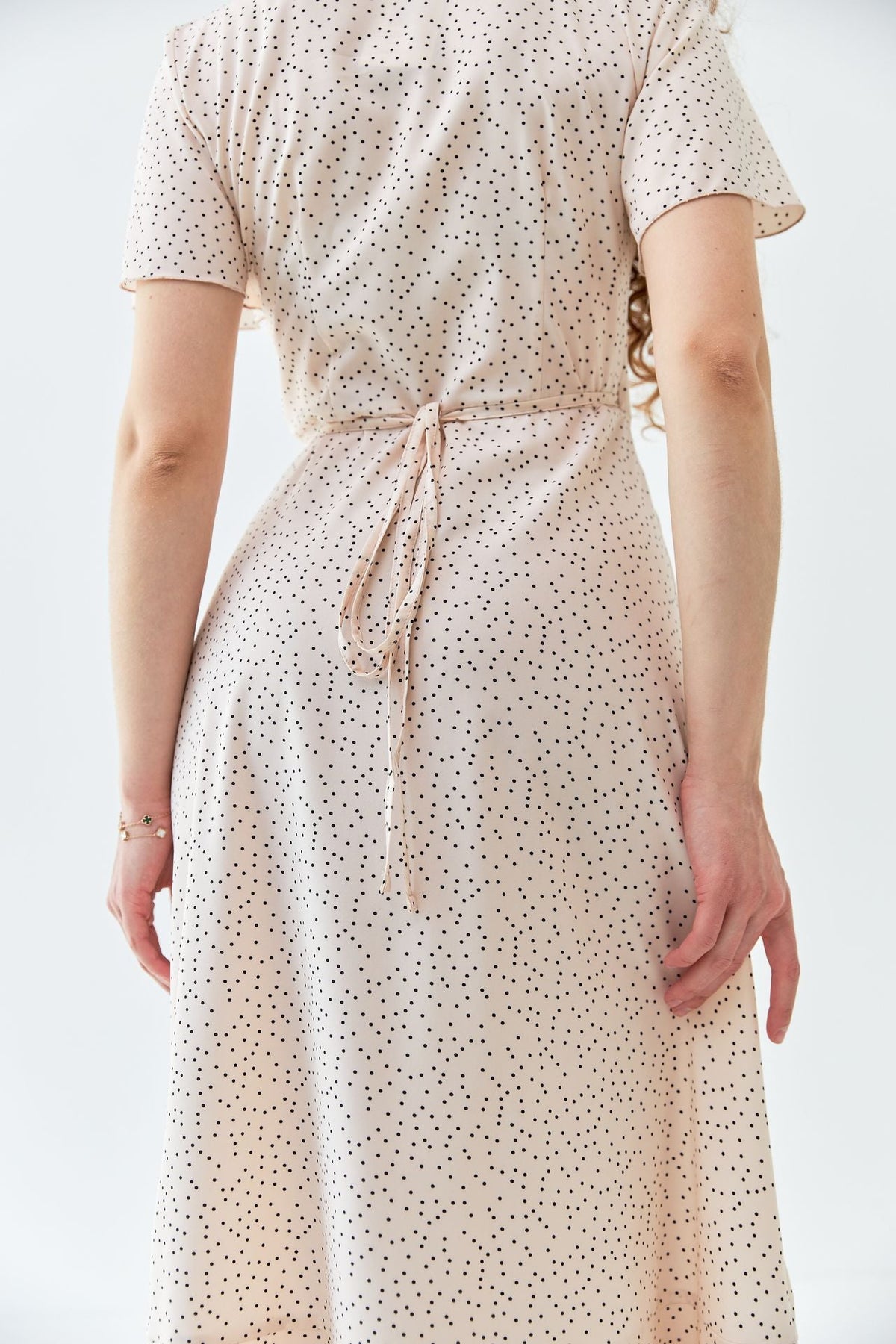 Rochie midi petrecută cu mâneci clopot